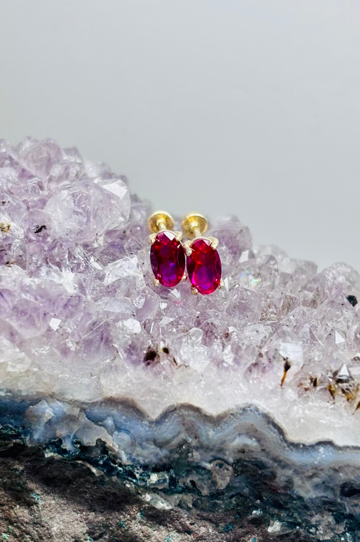 Aretes solitario rosa en oro amarillo 14K