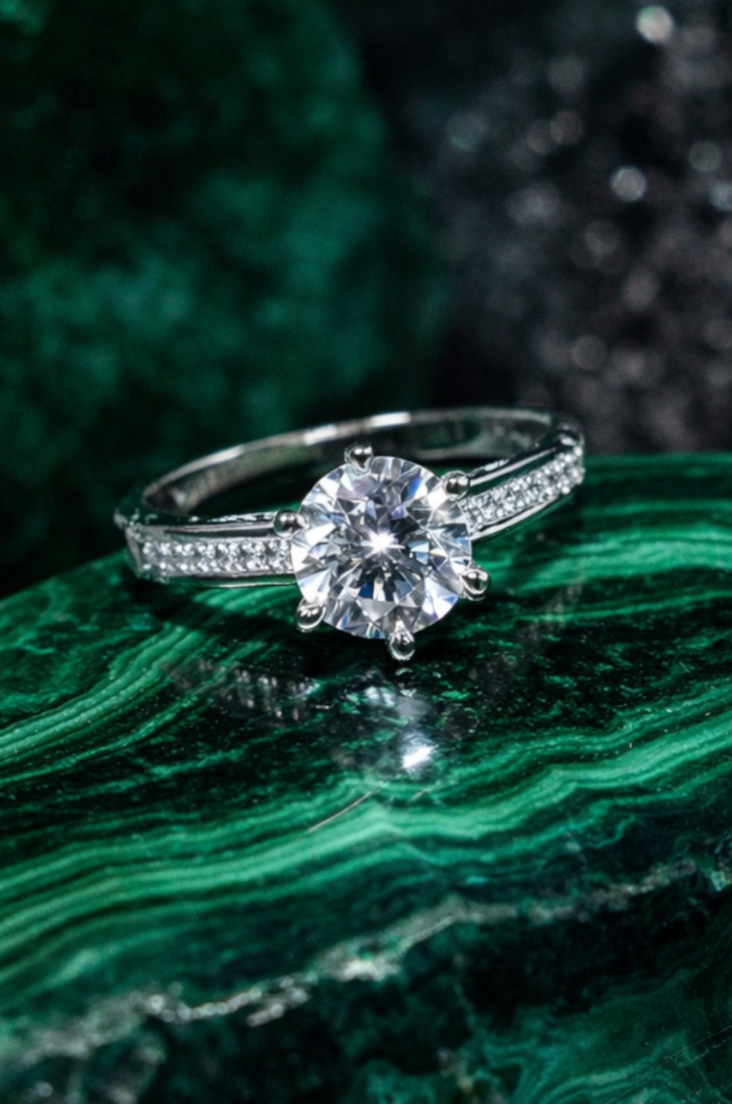 Anillo solitario con zirconitas en corte diamante en plata 925