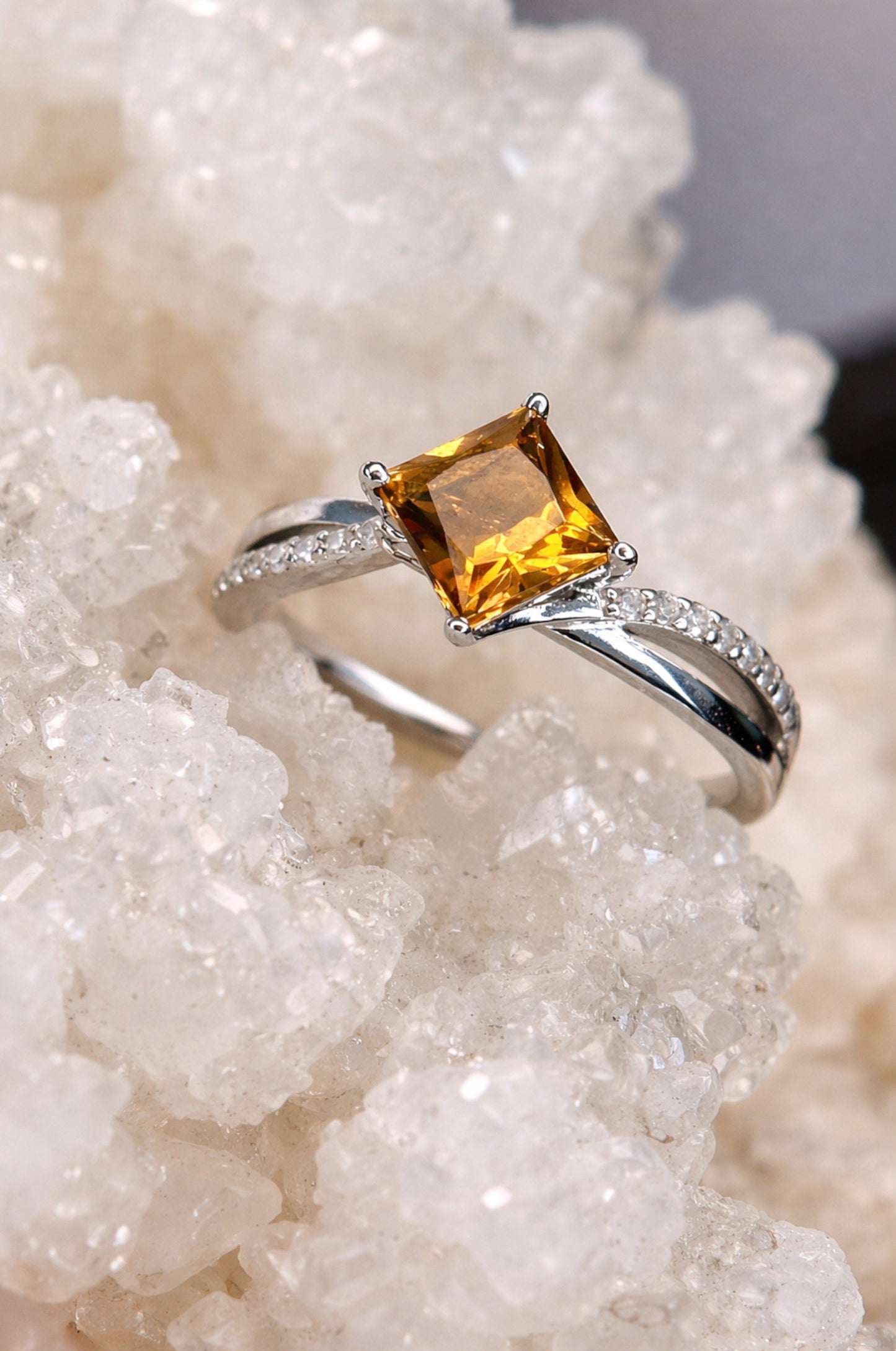 Anillo con zirconita ambar corte princesa en plata 925
