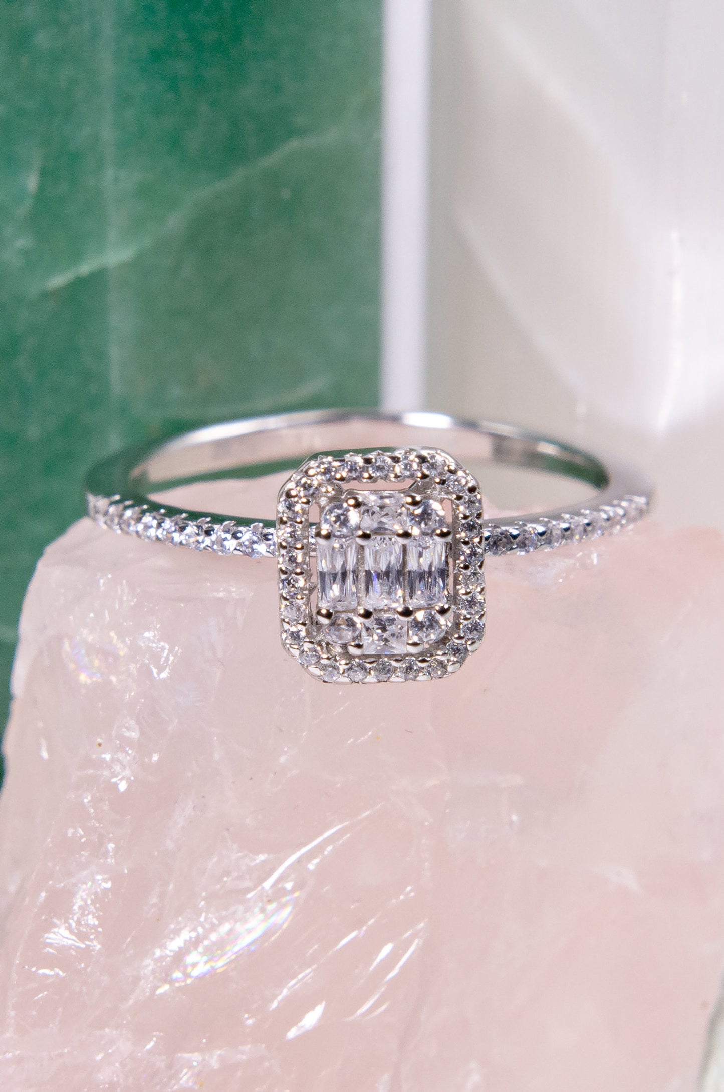 Anillo halo con zirconitas en corte baguette y corte diamante en plata 925