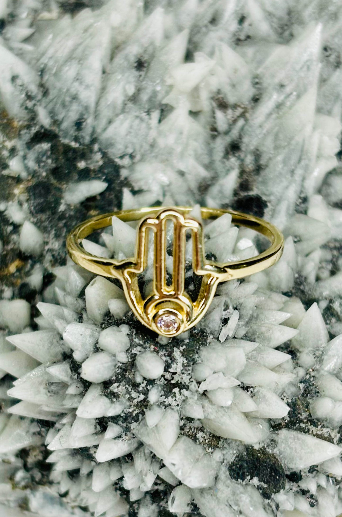 Anillo Hamsa con Zirconita en Oro Amarillo 10k
