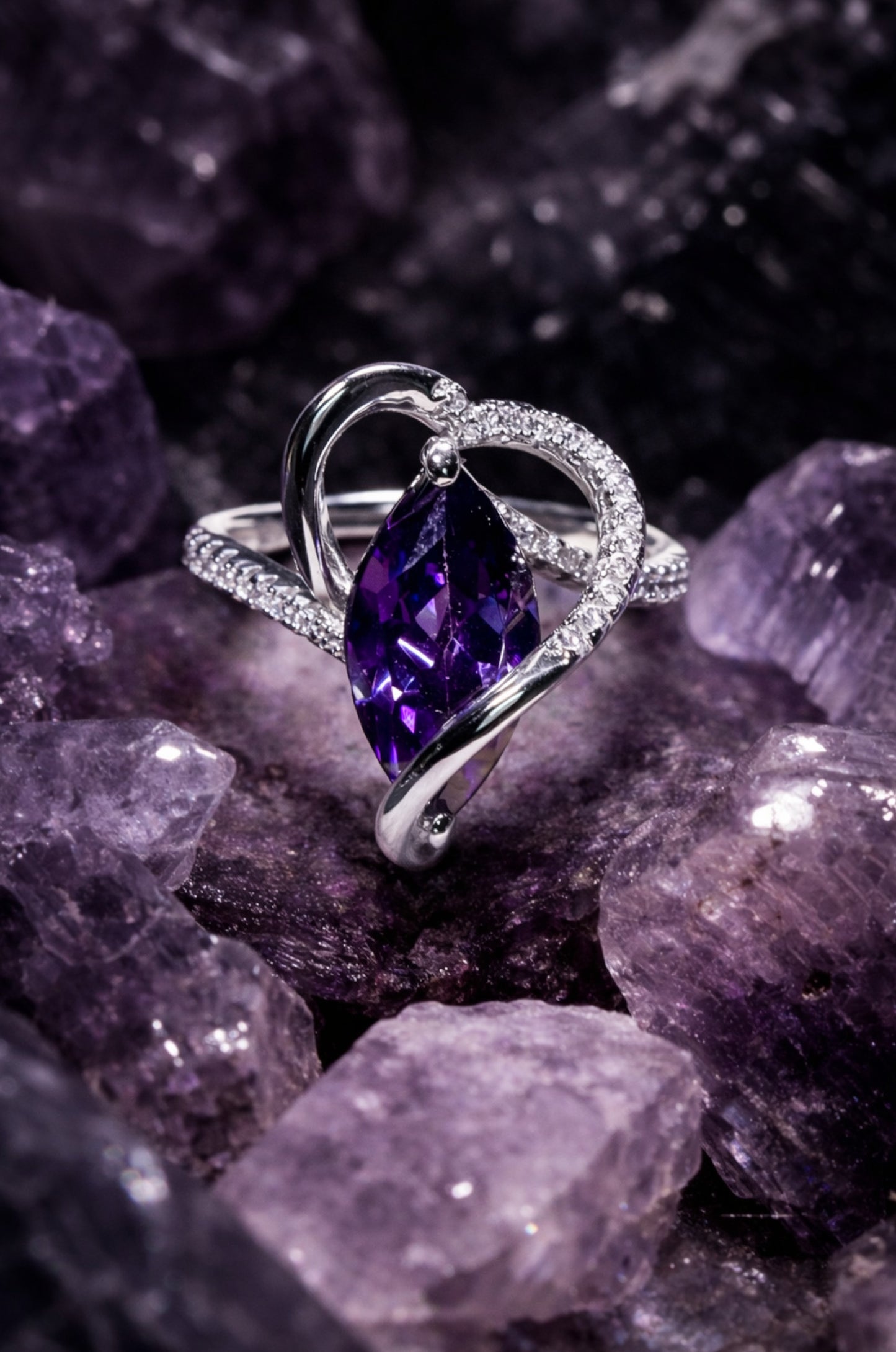 Anillo con zirconita púrpura en corte marquesa en plata 925