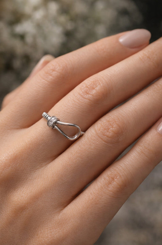 Anillo laso en oro blanco 14K