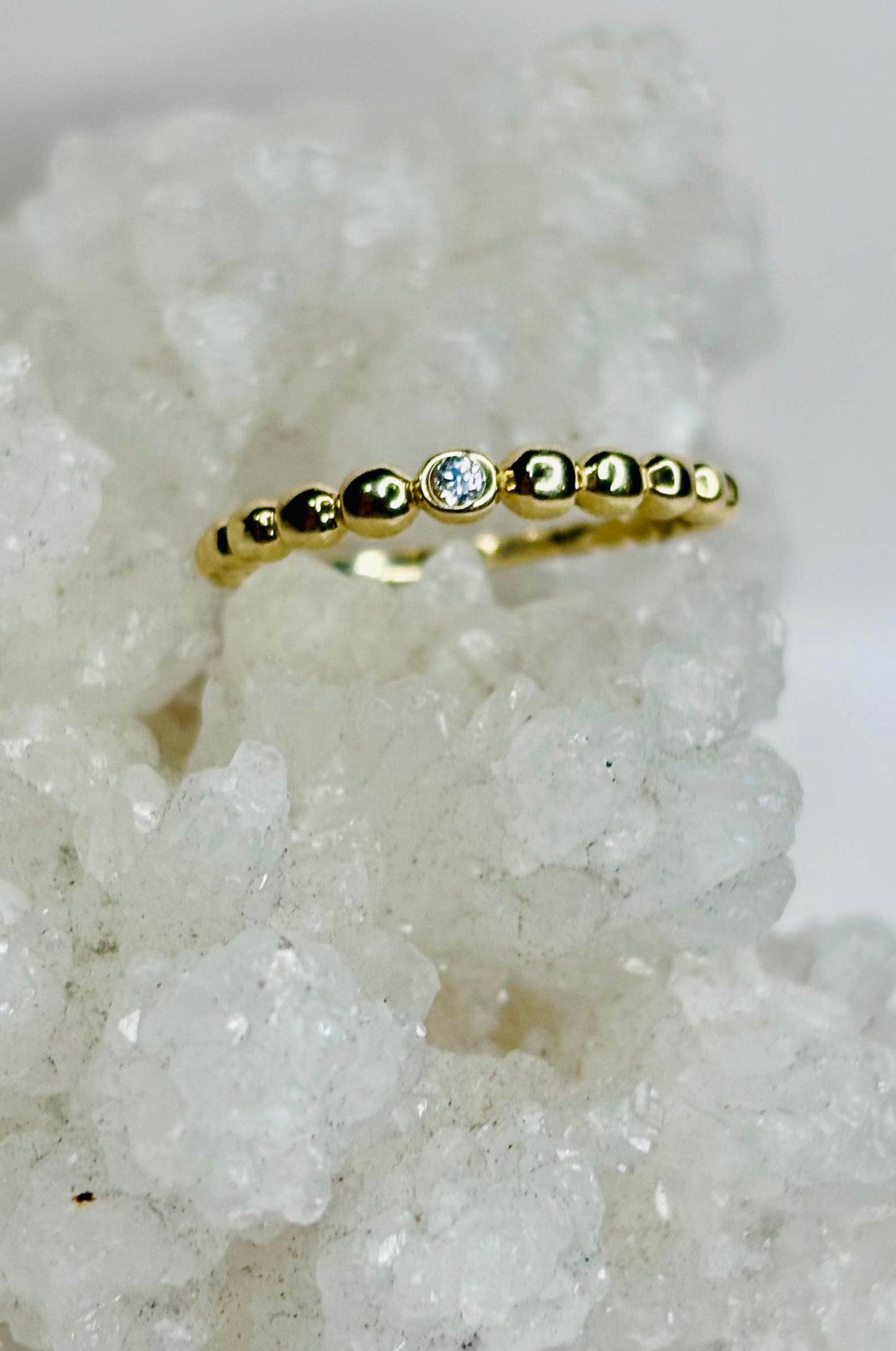 Anillo Liso con Zirconita Corte Diamante en Oro Amarillo 10k