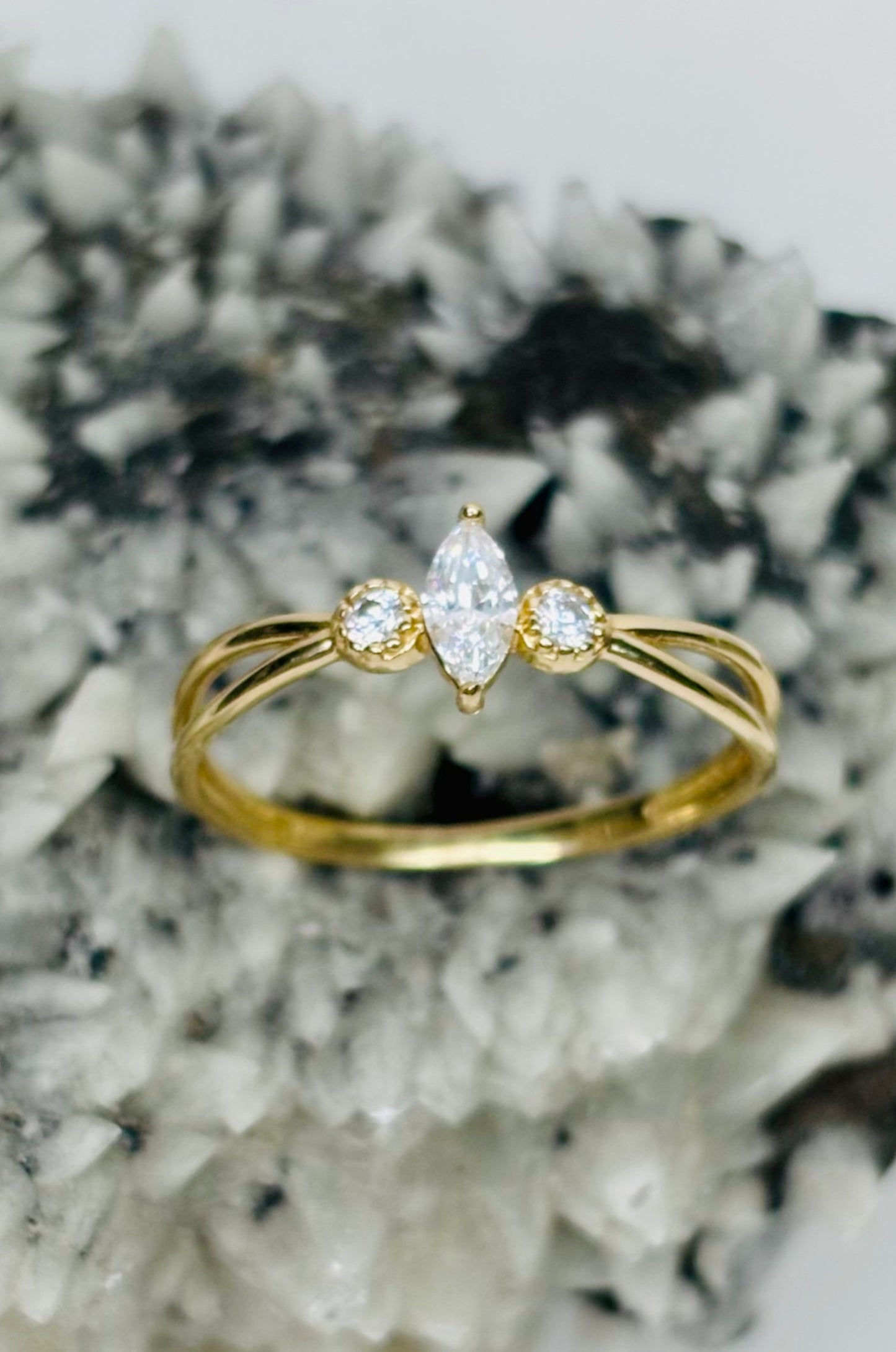 Anillo zirconita marquesa en oro amarillo 14K