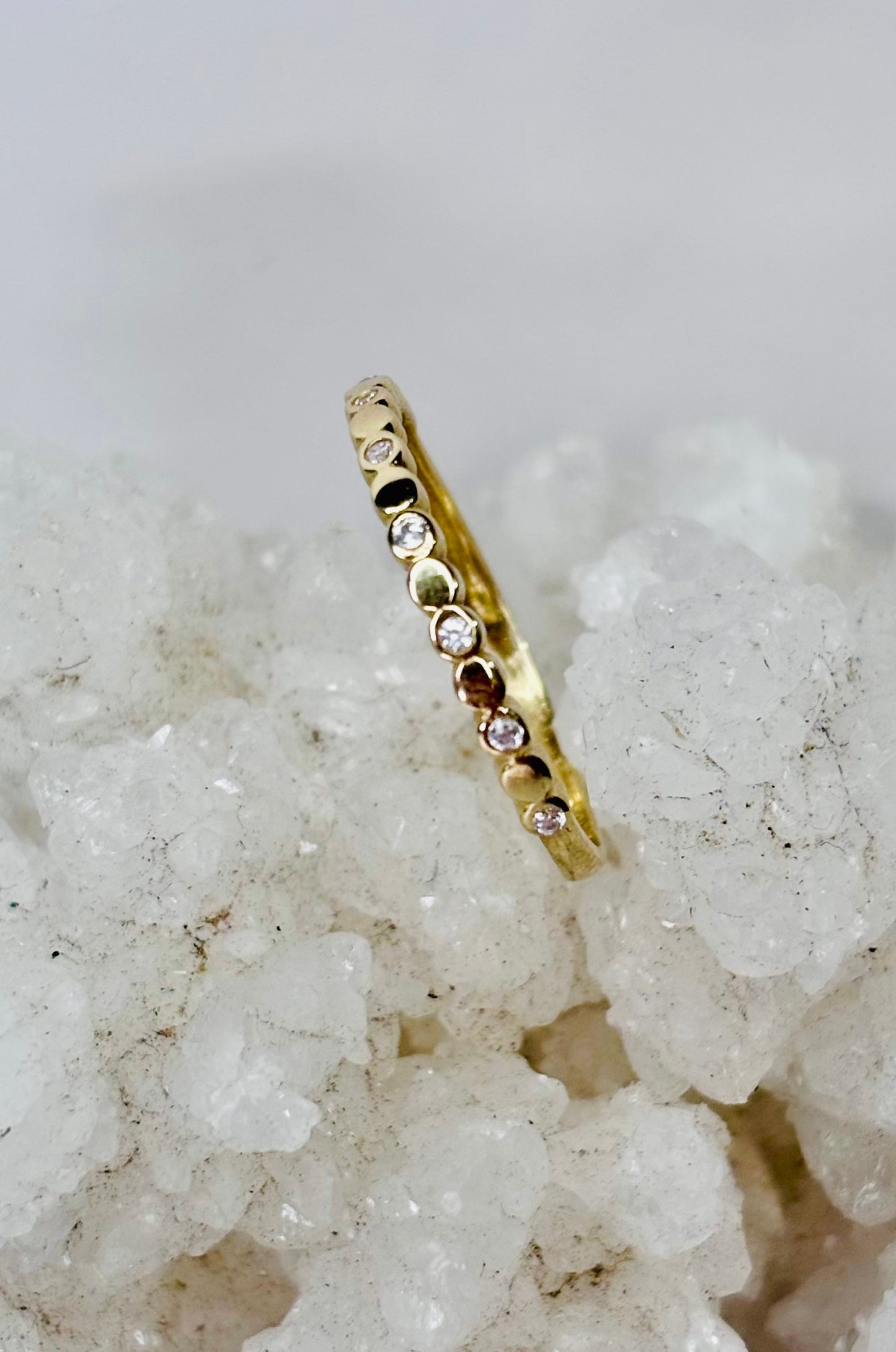 Anillo media churumbela zirconitas en oro amarillo 10K