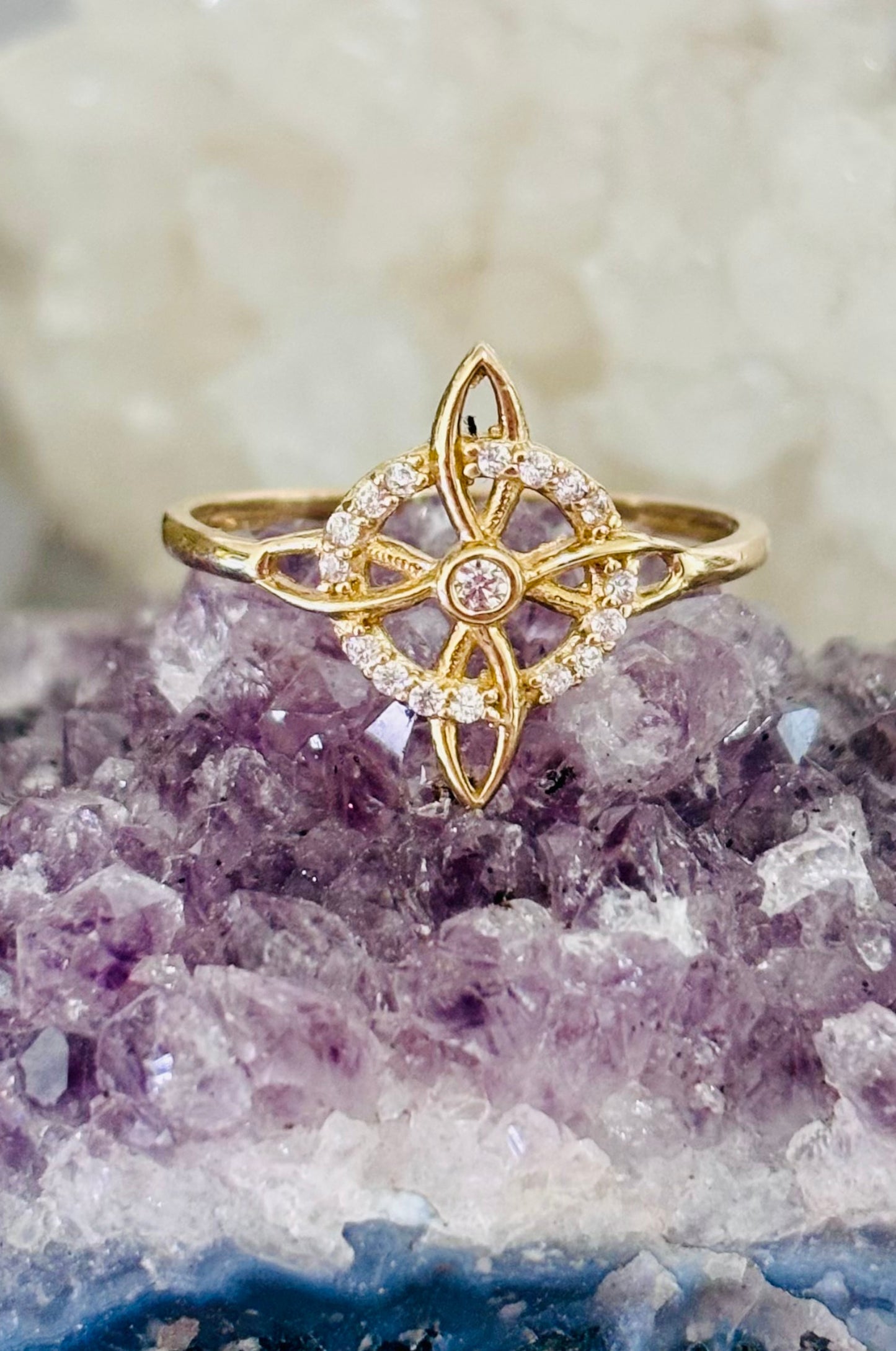 Anillo nudo de bruja en oro italiano 10K