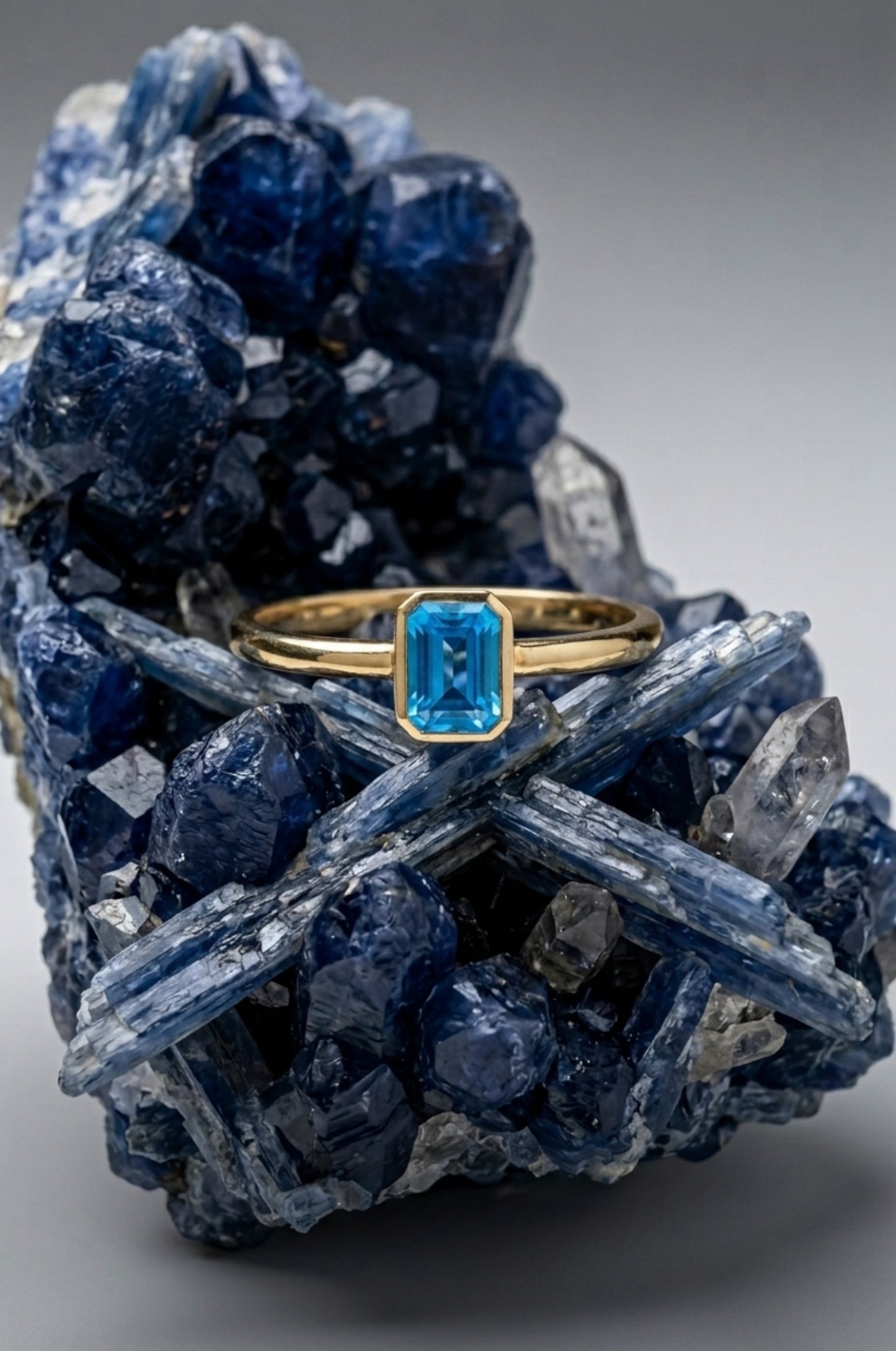 Anillo corte esmeralda azul en oro amarillo 14K