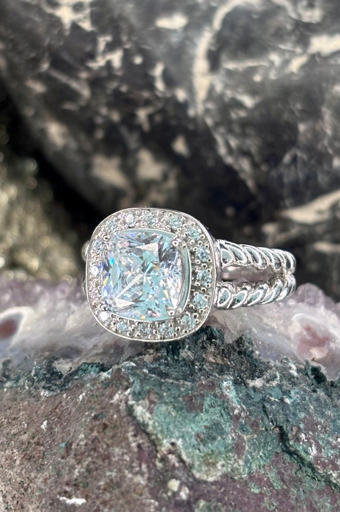 Anillo con zirconitas corte cushion y diamante en plata 925