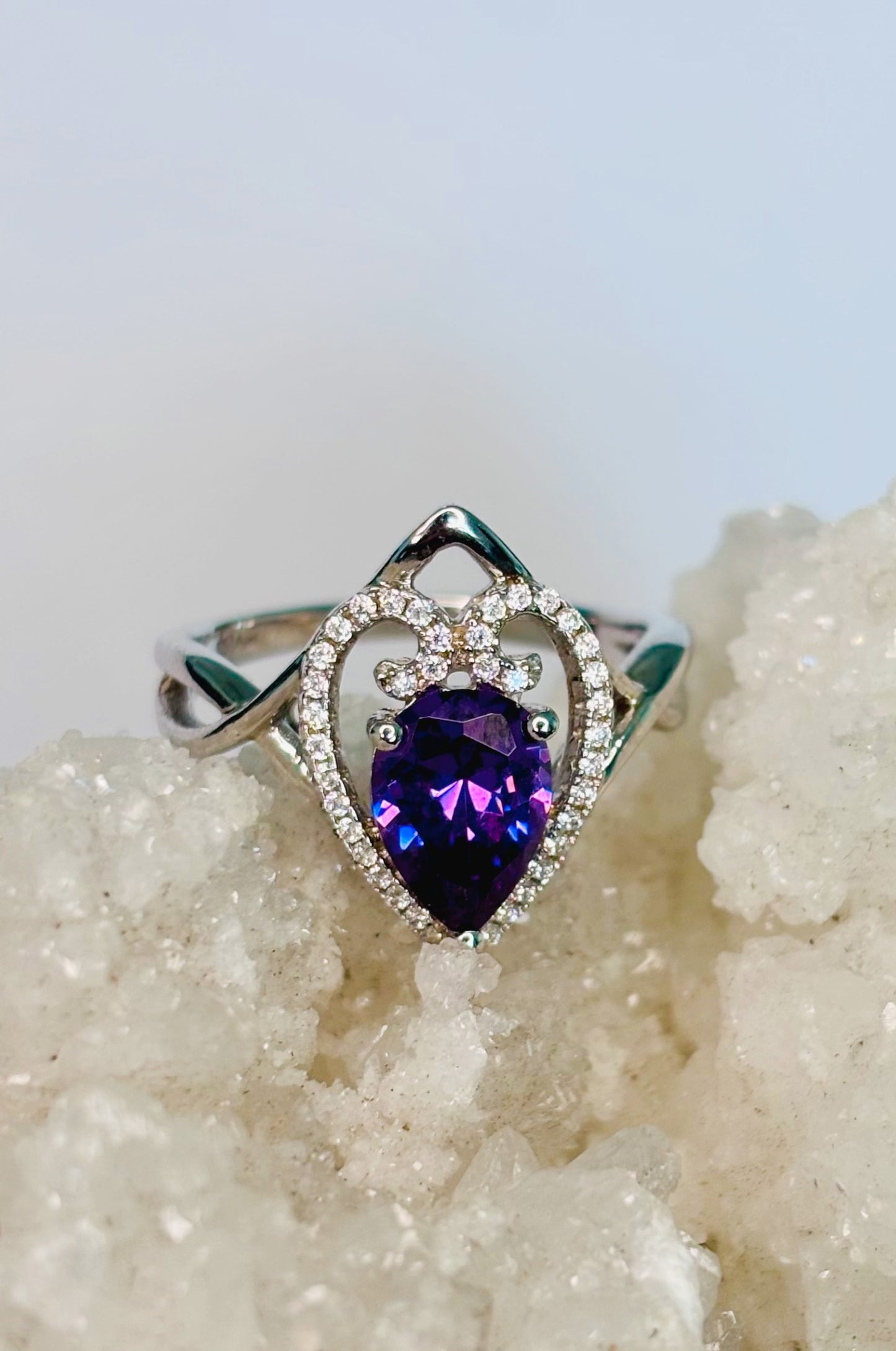 Anillo con zirconita púrpura corte pera en plata 925