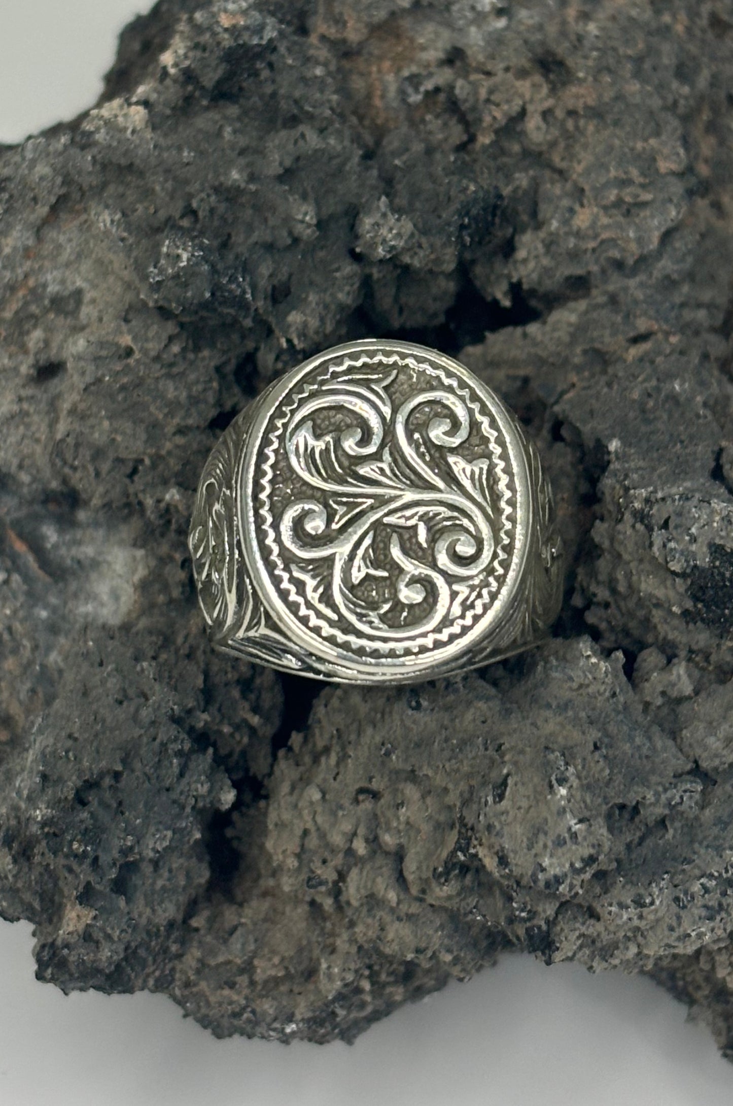 Anillo con sello ovalado en plata 925