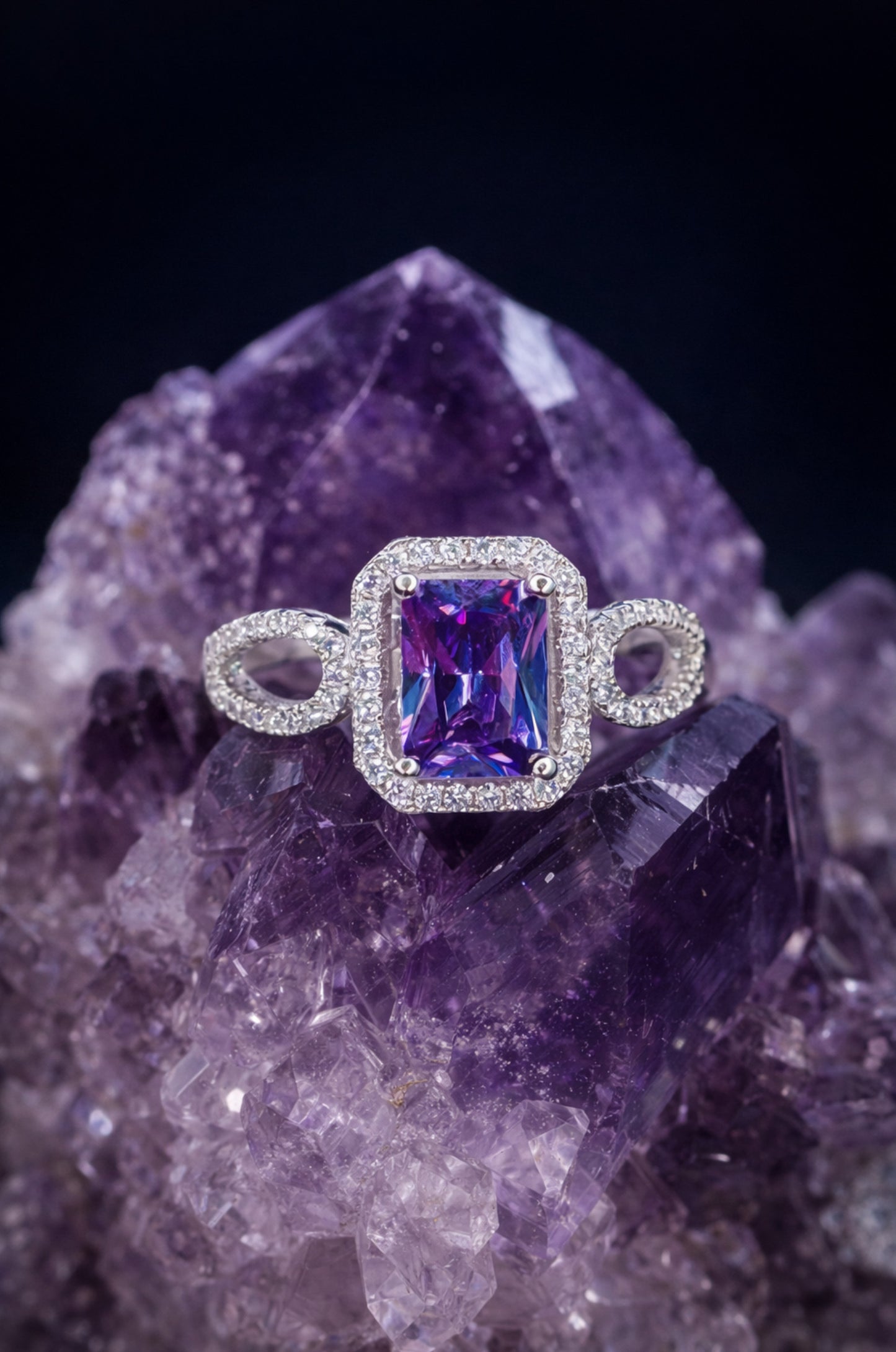 Anillo con zirconita púrpura corte esmeralda en plata 925