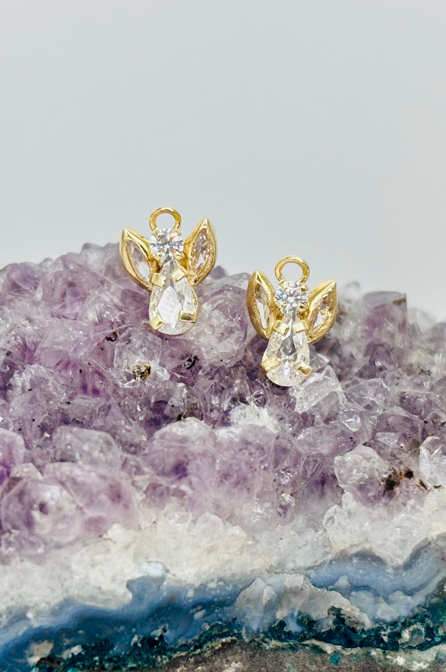 Aretes angelitos en oro amarillo de 10k con cerradura de bebé