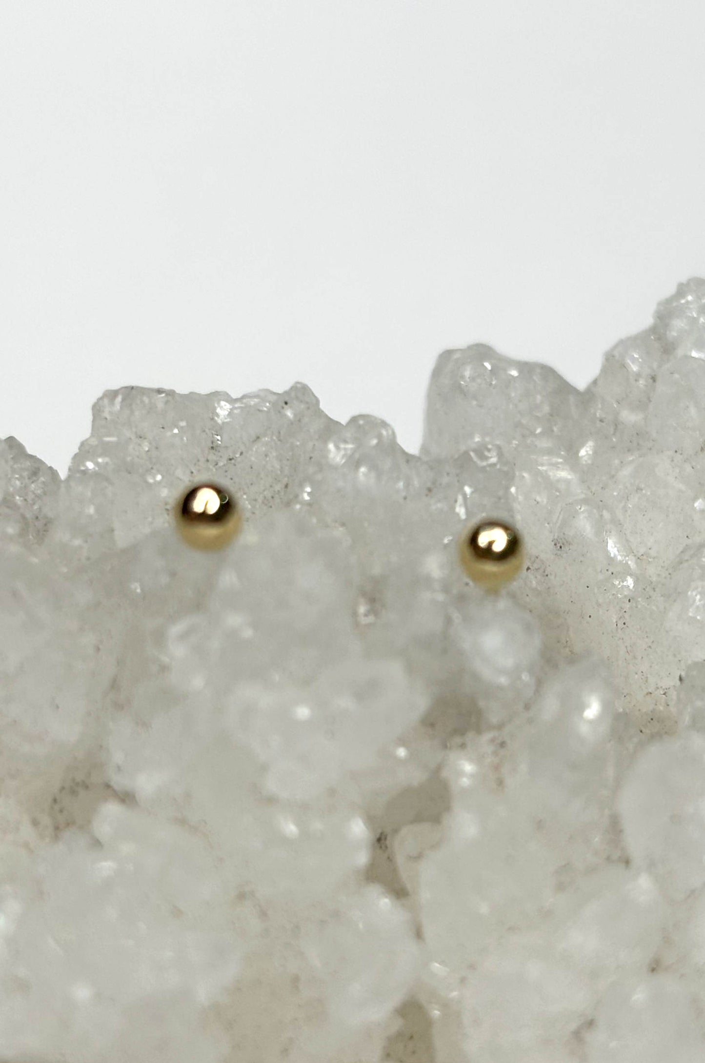 Aretes bolita en oro amarillo 14k con cerradura de bebé