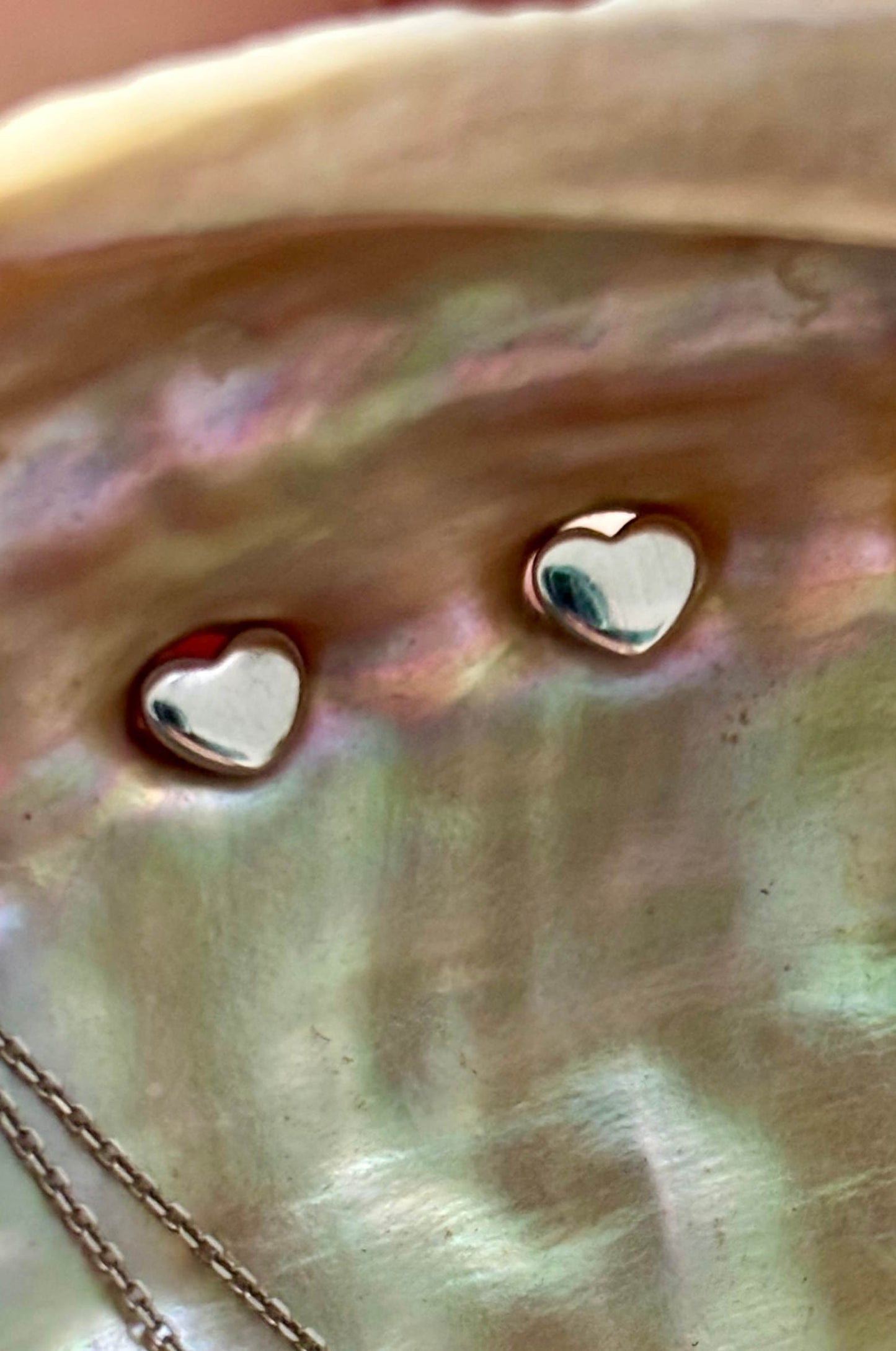 Aretes corazón en oro blanco 14k con cerradura de mariposa