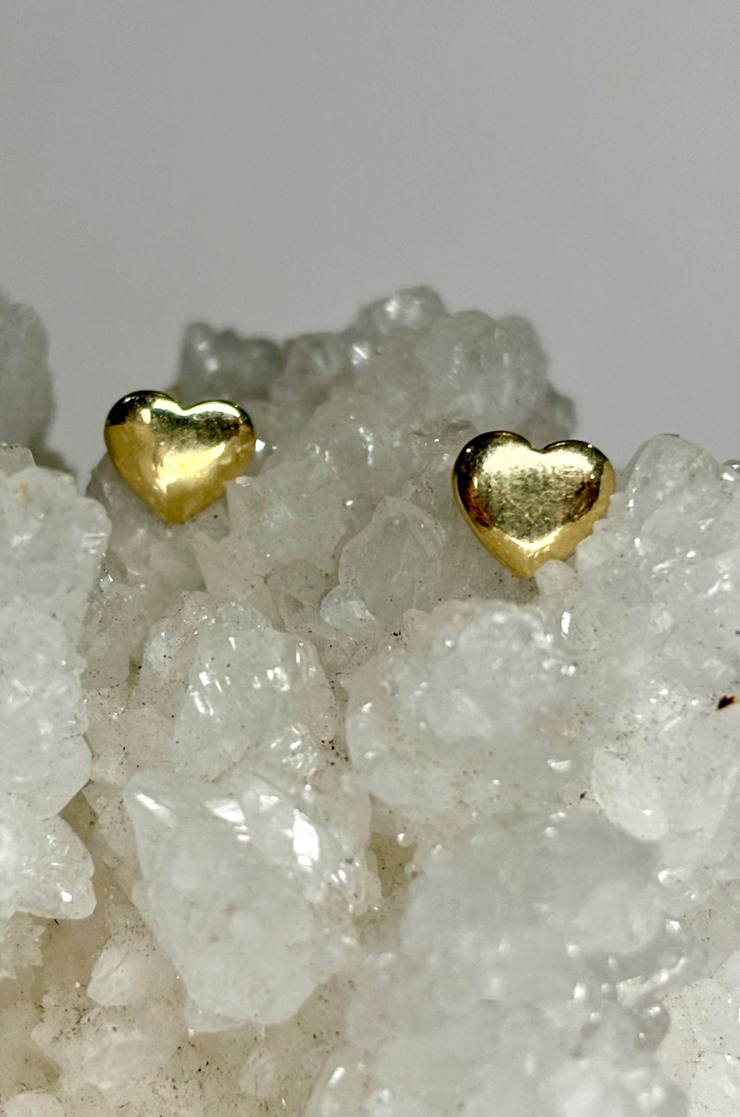 Aretes corazón plano en oro amarillo de 14k con cerradura de mariposa
