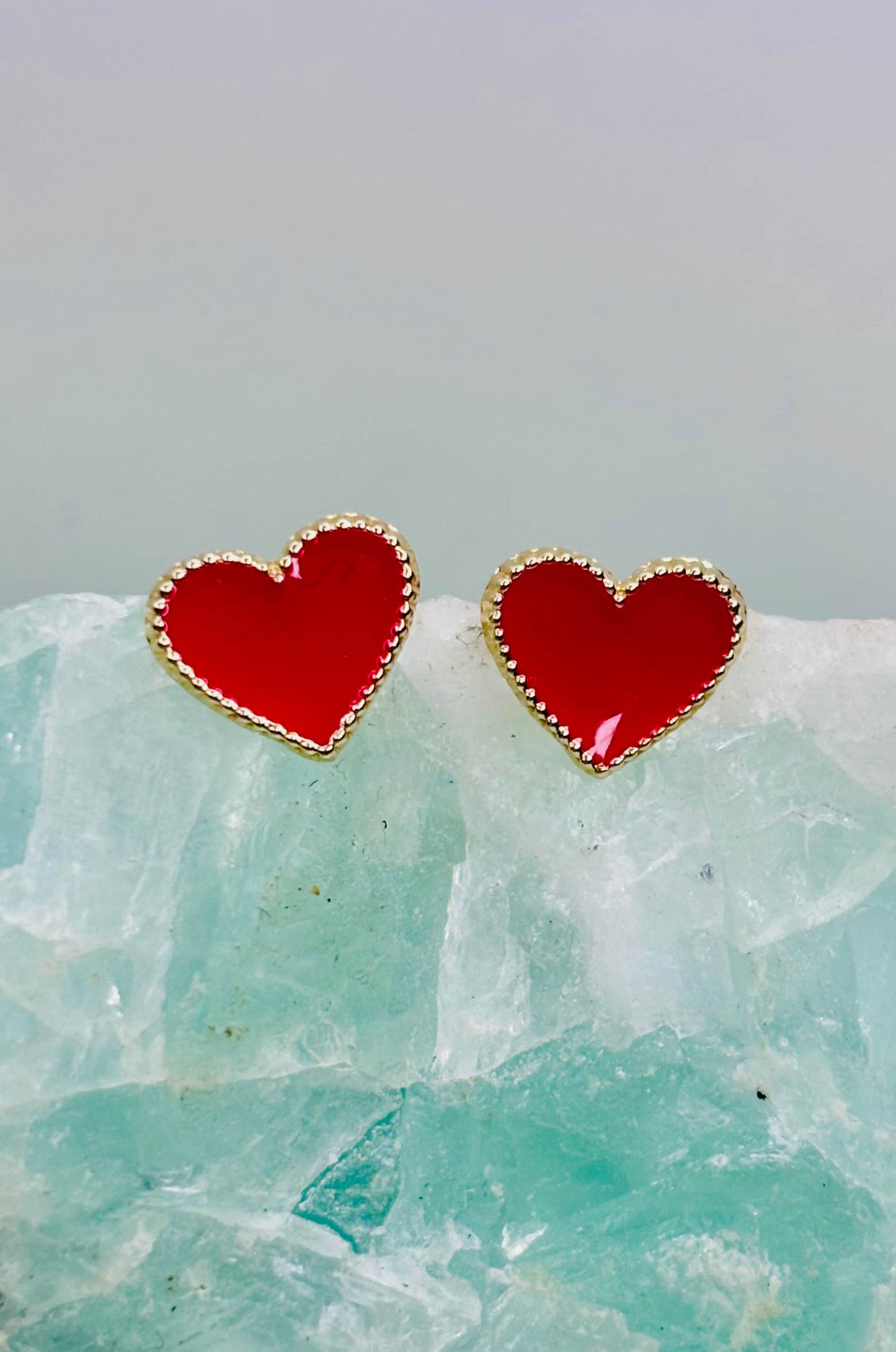 Aretes corazón en oro amarillo 14k con cerradura de bebé
