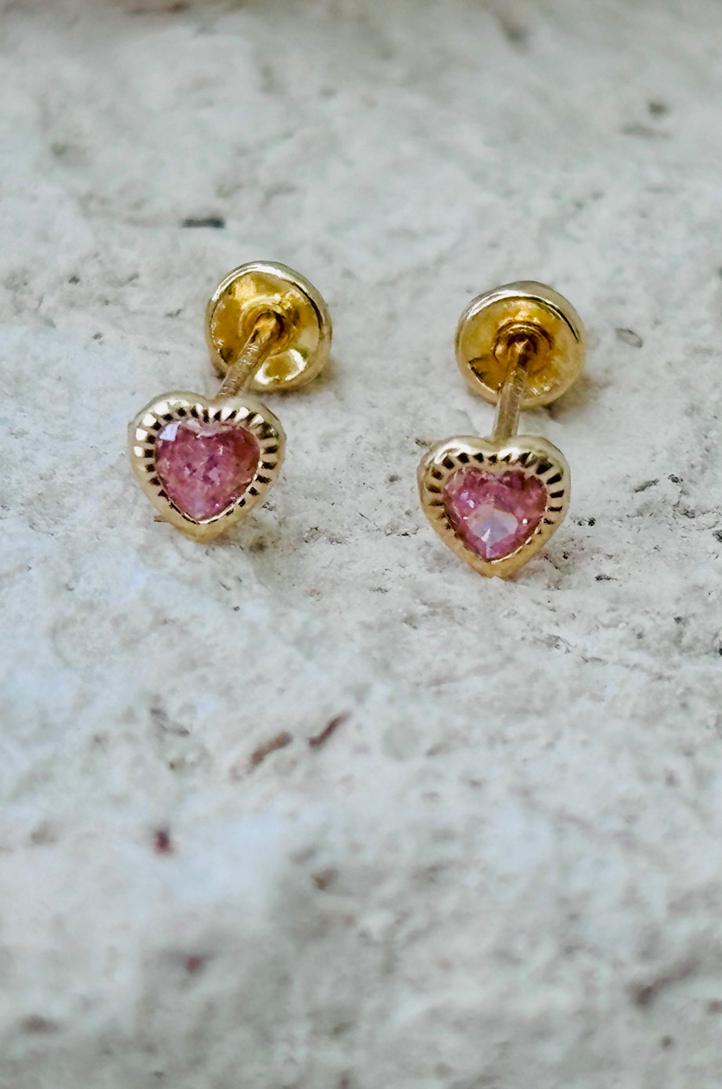Aretes con zirconitas corte corazón en oro amarillo 14k con cerradura de bebé