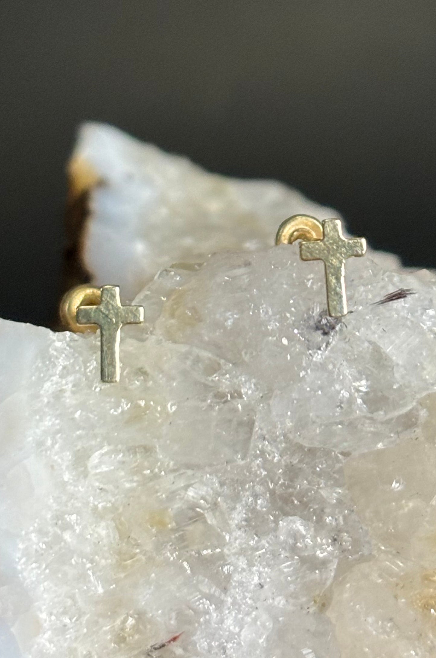 Aretes de cruz en oro amarillo de 10k con cerradura de bebé
