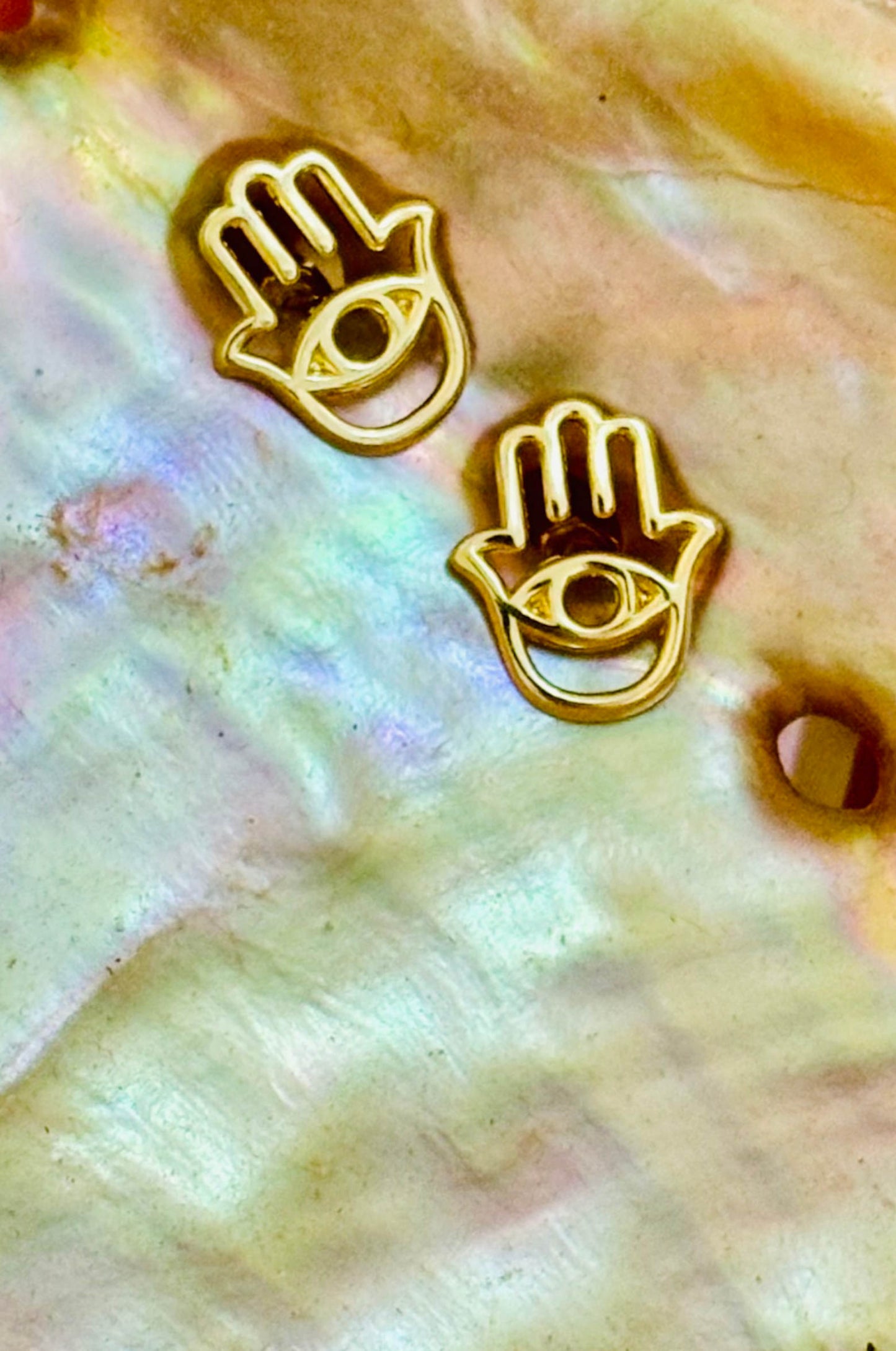 Aretes Hamsa en oro amarillo 10k con cerradura de bebé