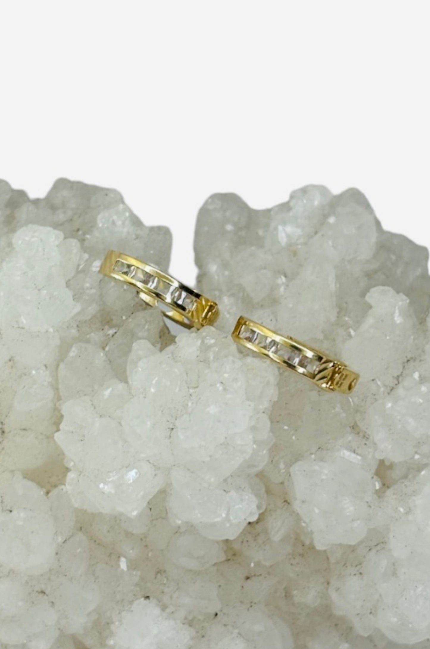Huggies con zirconitas en oro amarillo 14k