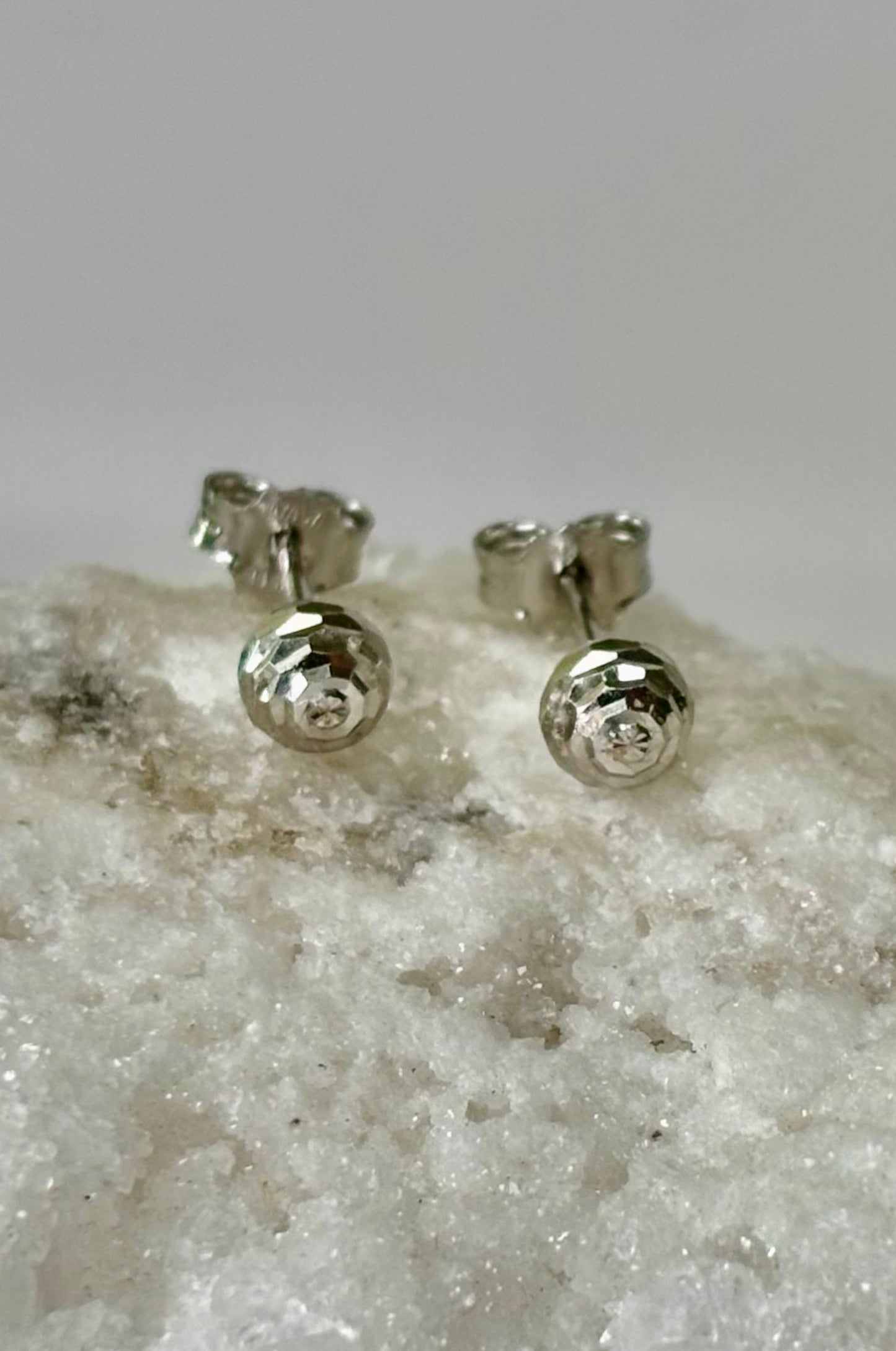 Aretes corte diamante en oro blanco 14k con cerradura de mariposa