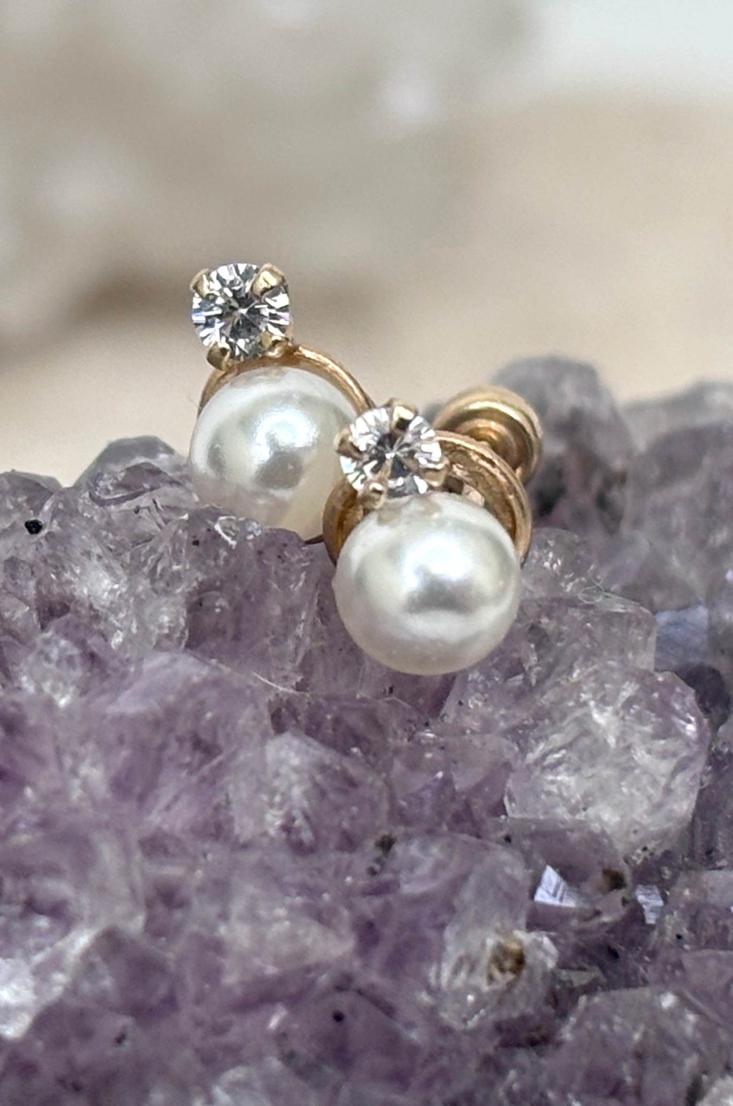 Aretes perla con zirconita corte diamante en oro amarillo 10k con cerradura de bebé