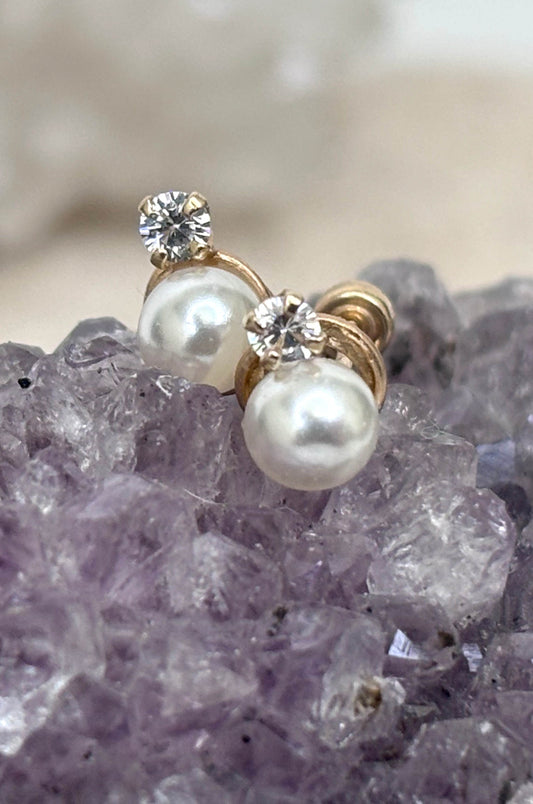 Aretes perla con zirconita corte diamante en oro amarillo 10k con cerradura de bebé