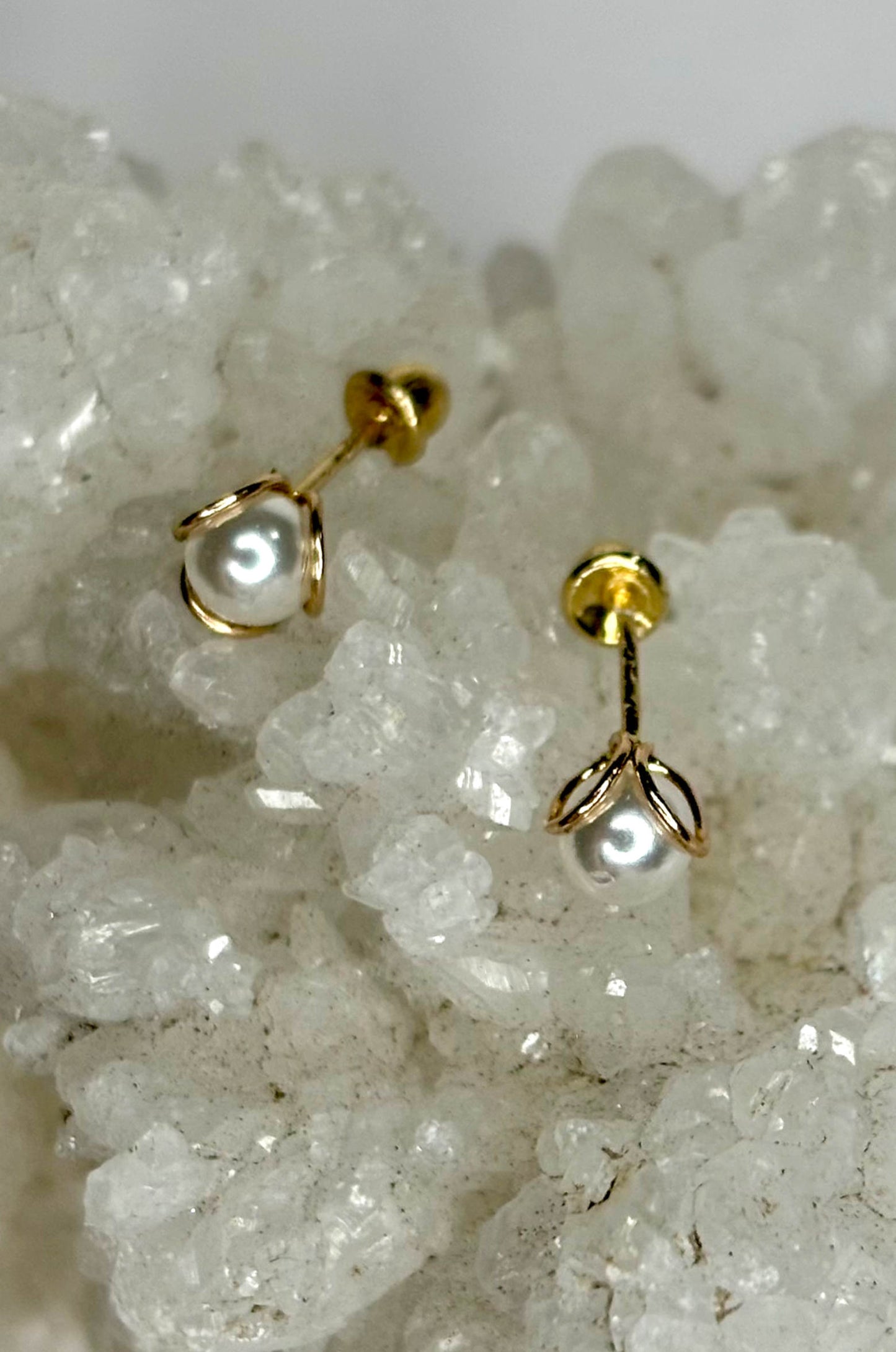 Aretes perla en oro amarillo 14k y oro rosa con cerradura de bebé