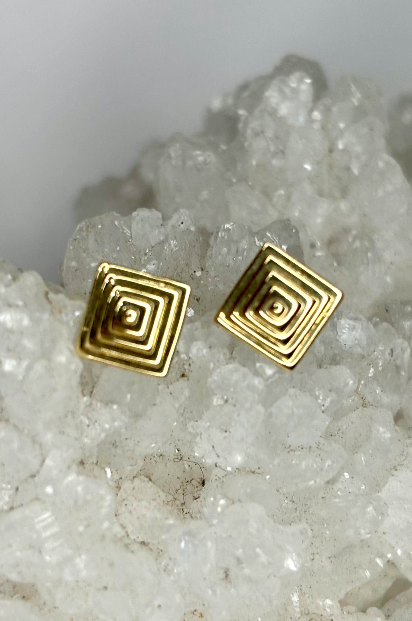 Aretes rombo en oro amarillo 14k con cerradura de mariposa