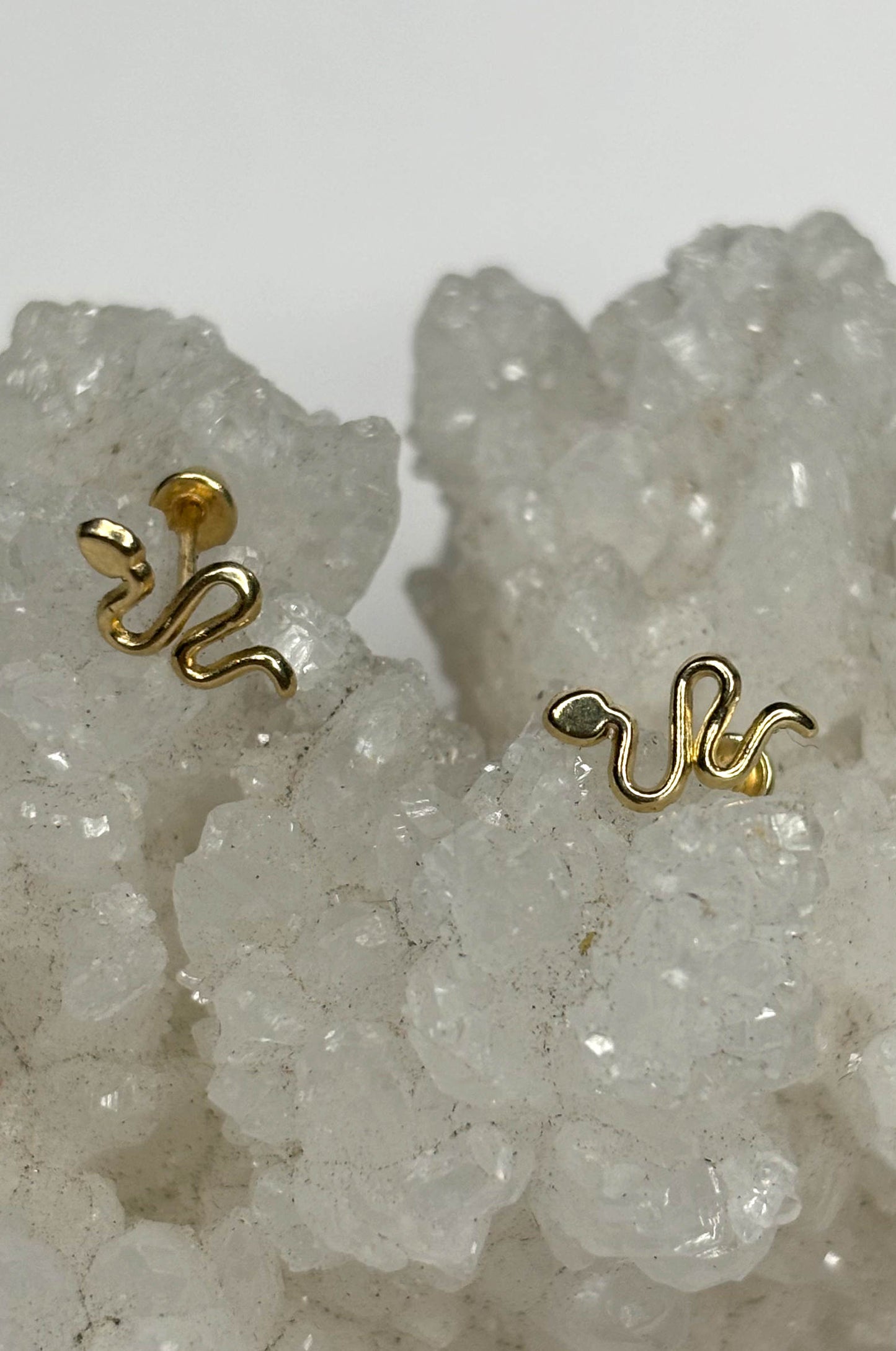 Aretes serpientes en oro amarillo 14k con cerradura de bebé