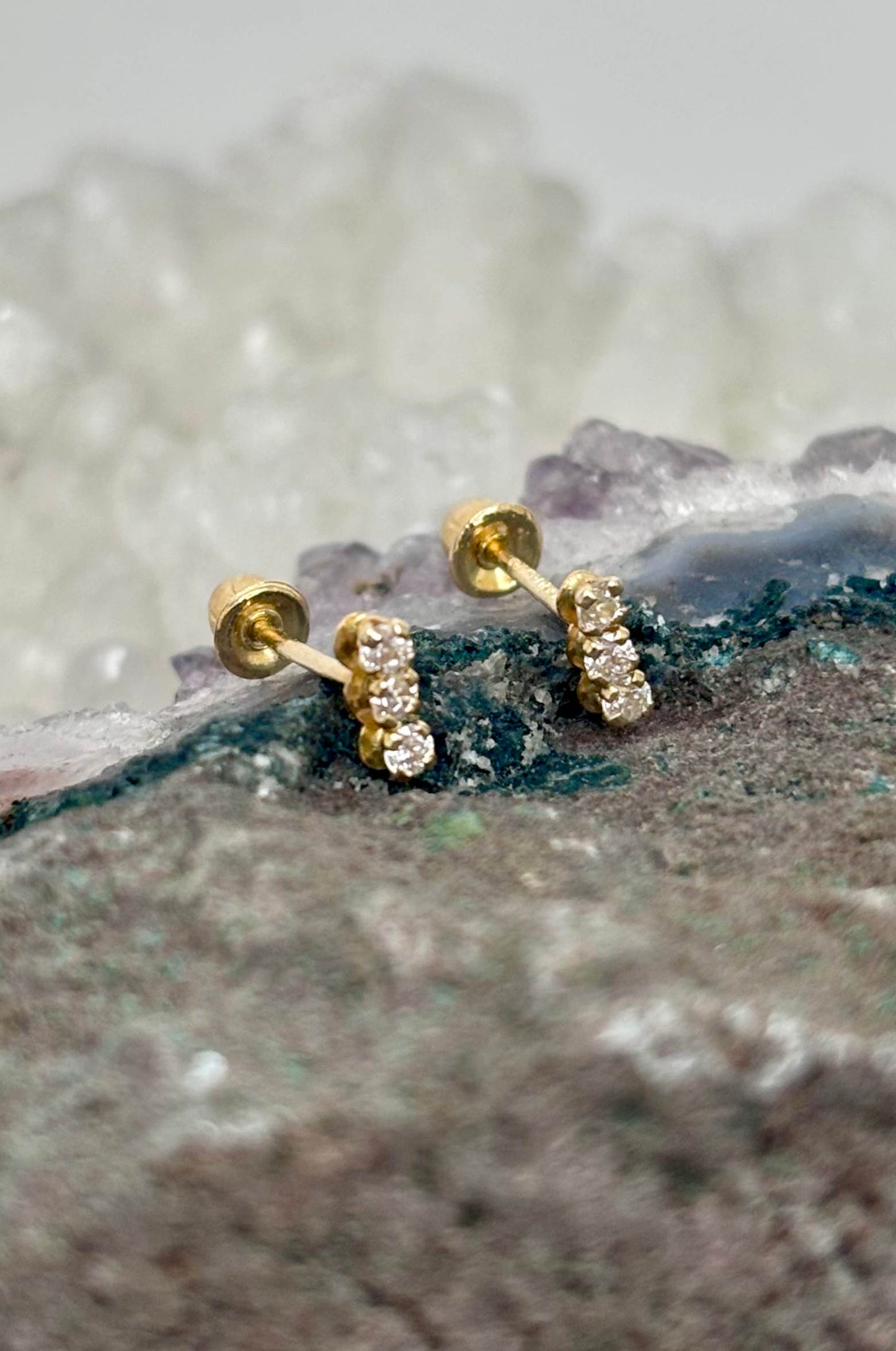 Aretes 3 zirconitas en oro amarillo de 10k con cerradura de bebé