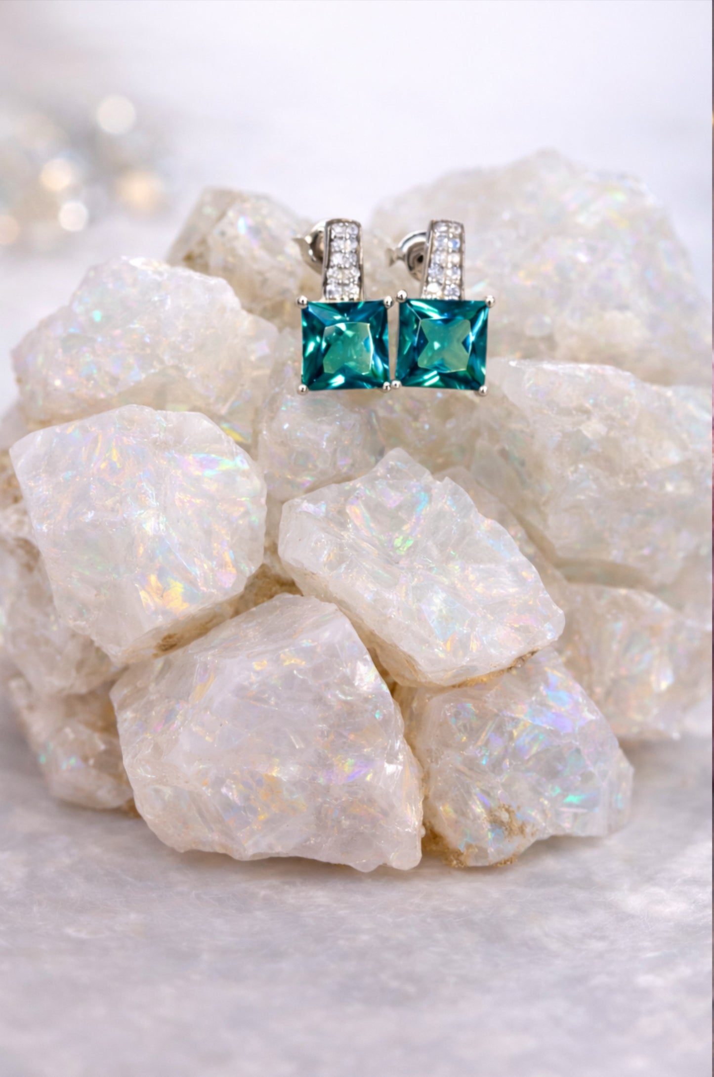 Aretes con zirconitas verde aqua corte princesa con cerradura de poste en plata 925