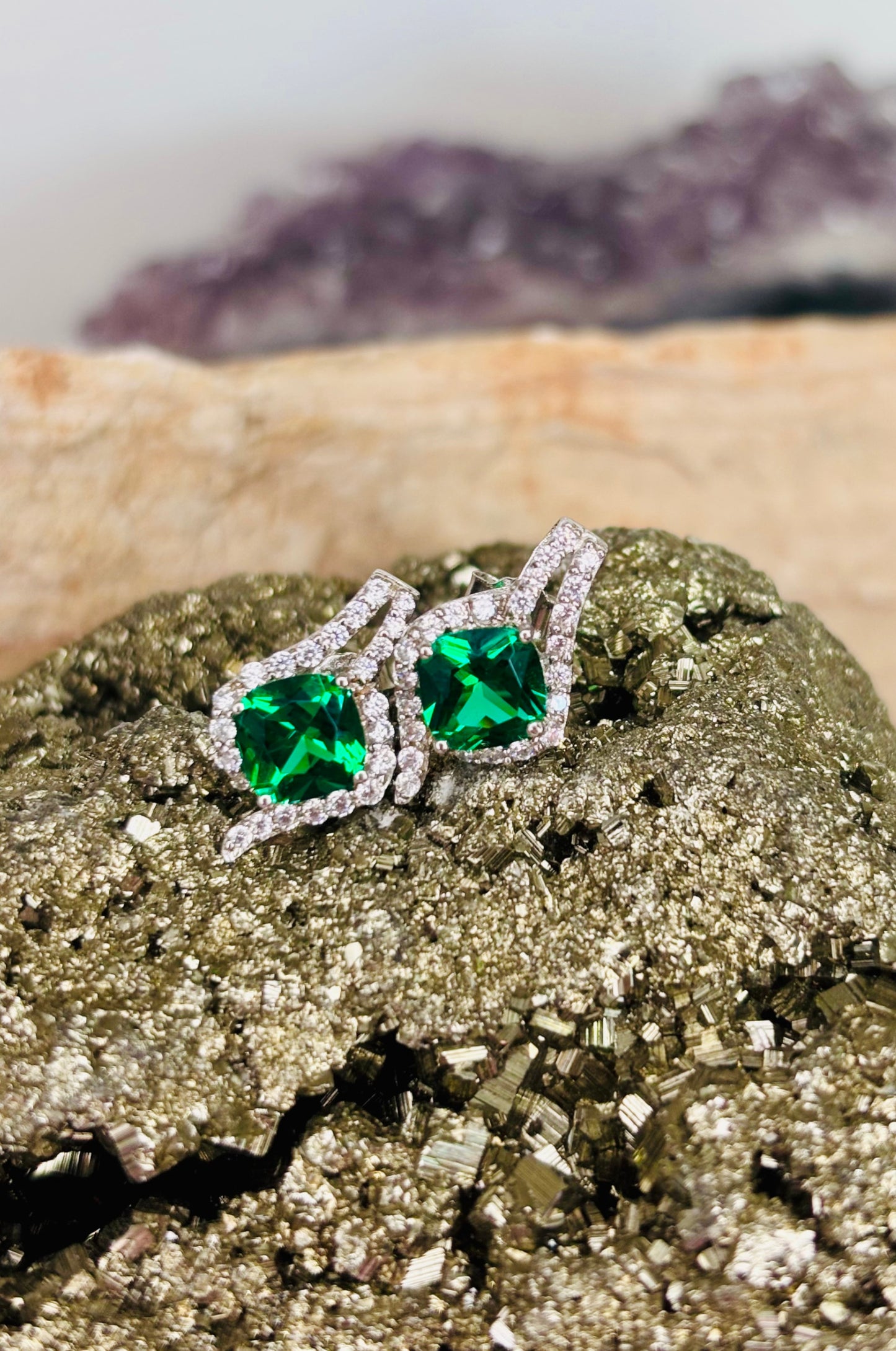 Aretes con zirconitas verdes corte cushion con cerradura de poste en plata 925