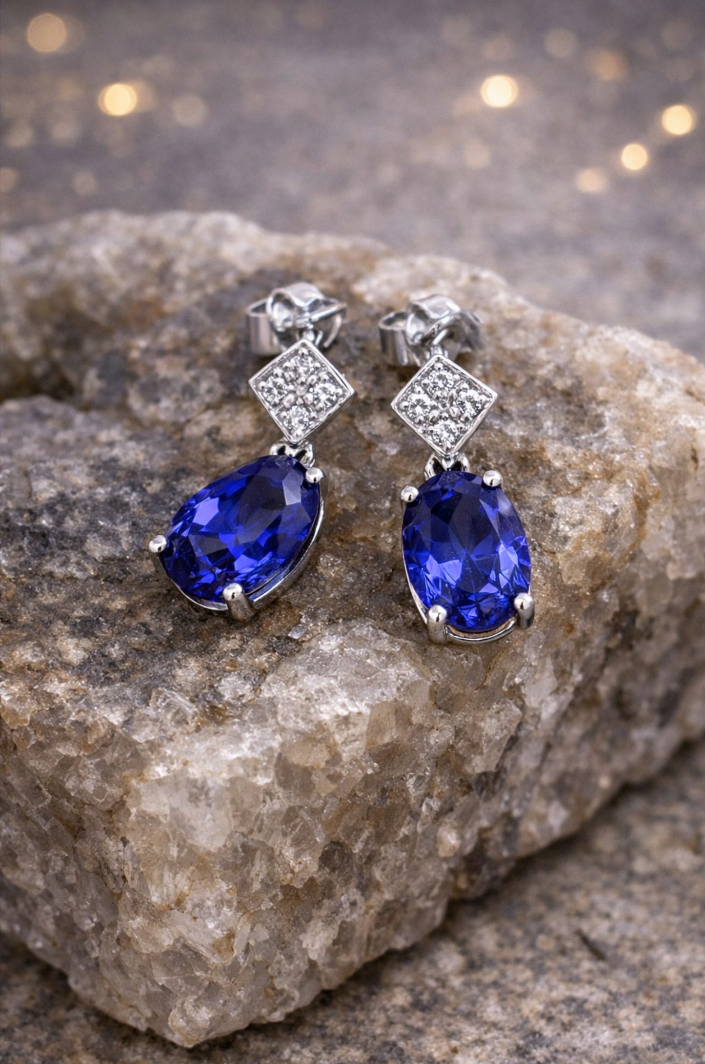 Aretes con zirconitas púrpura corte ovalado con cerradura de poste en plata 925