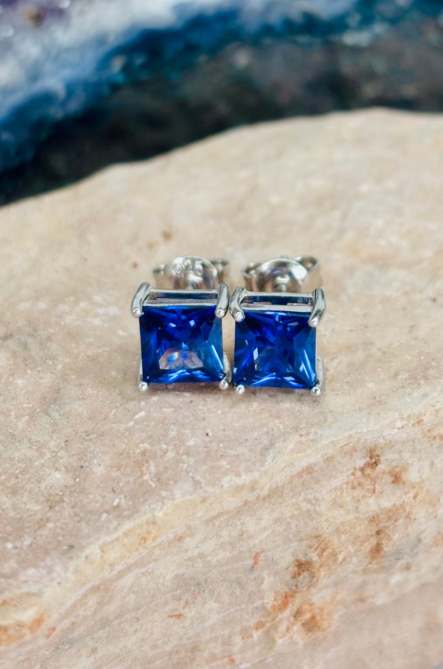 Aretes con zirconitas púrpuras corte princesa con cerradura de poste en plata 925