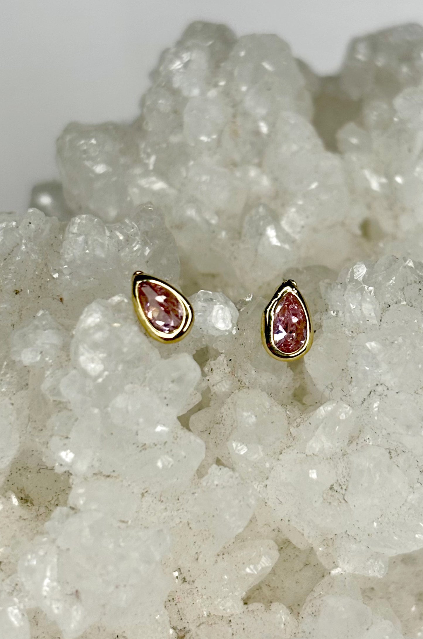 Aretes con zirconitas rosas corte pera en oro amarillo 10k con cerradura de bebé