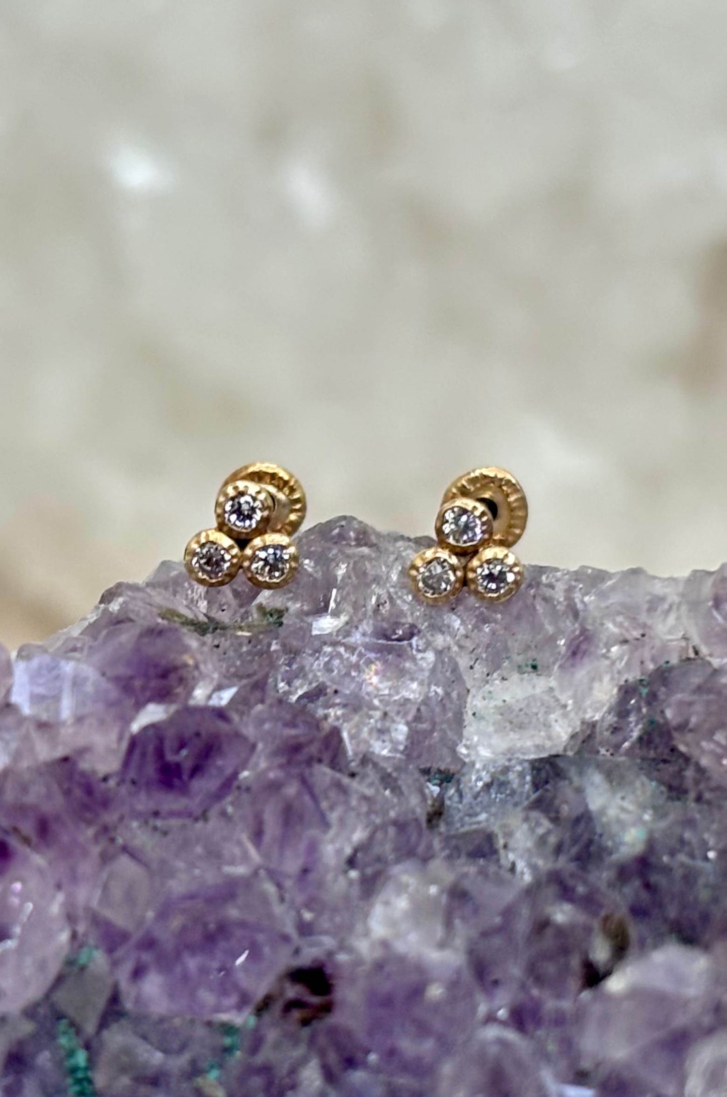 Aretes con zirconitas en oro amarillo 14k con cerradura de bebé