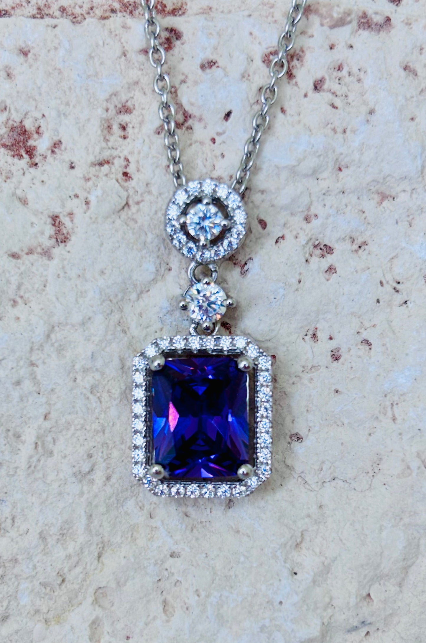 Collar con zirconita púrpura corte esmeralda en plata 925