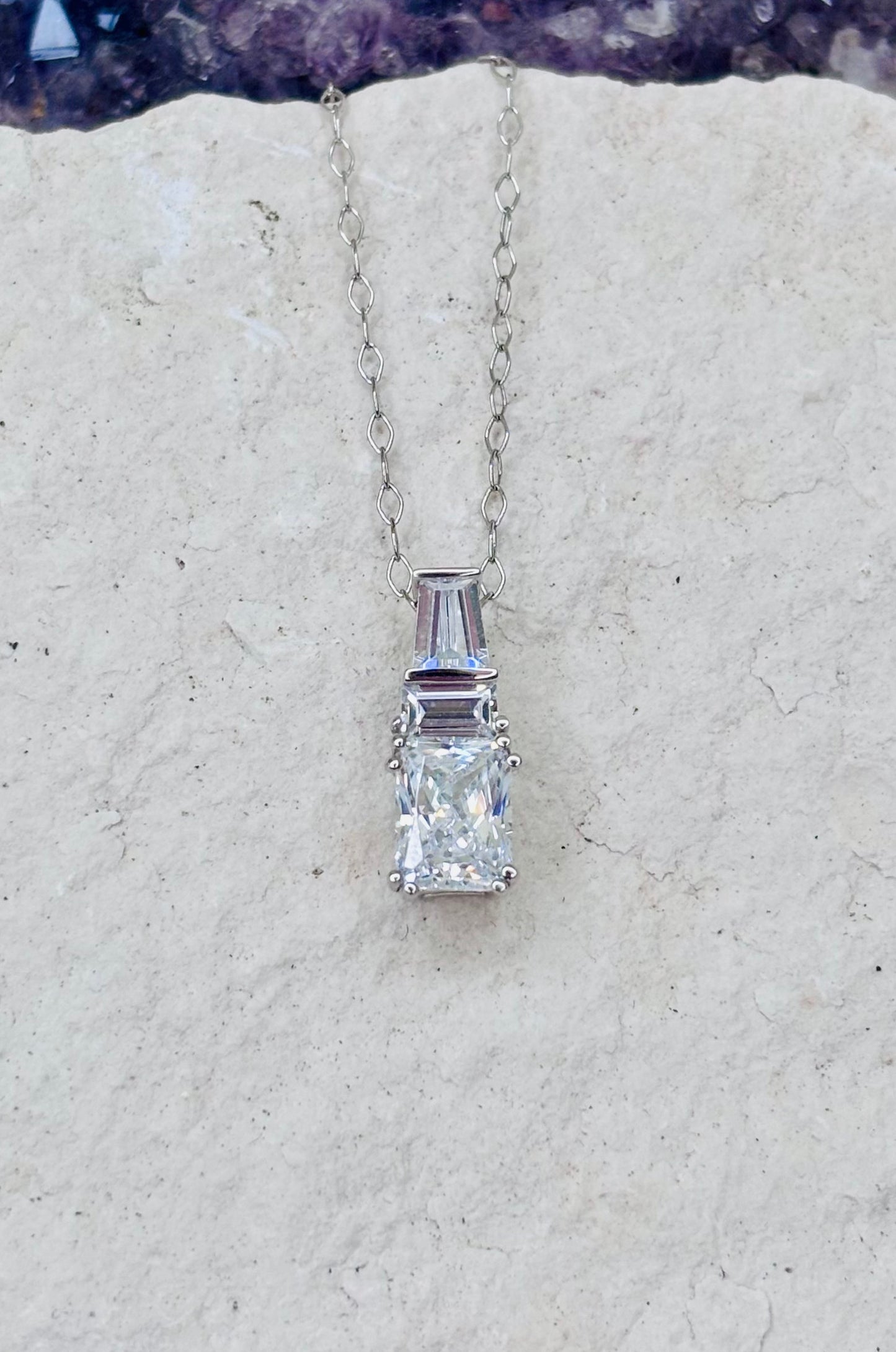 Collar con zirconita blanca corte esmeralda en plata 925