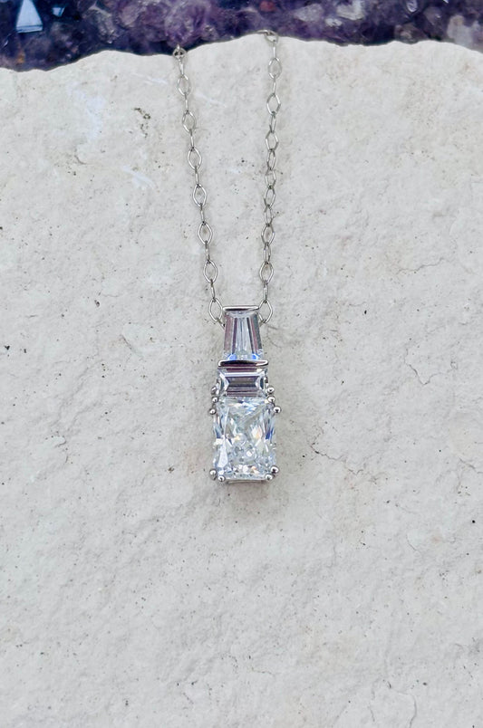 Collar con zirconita blanca corte esmeralda en plata 925