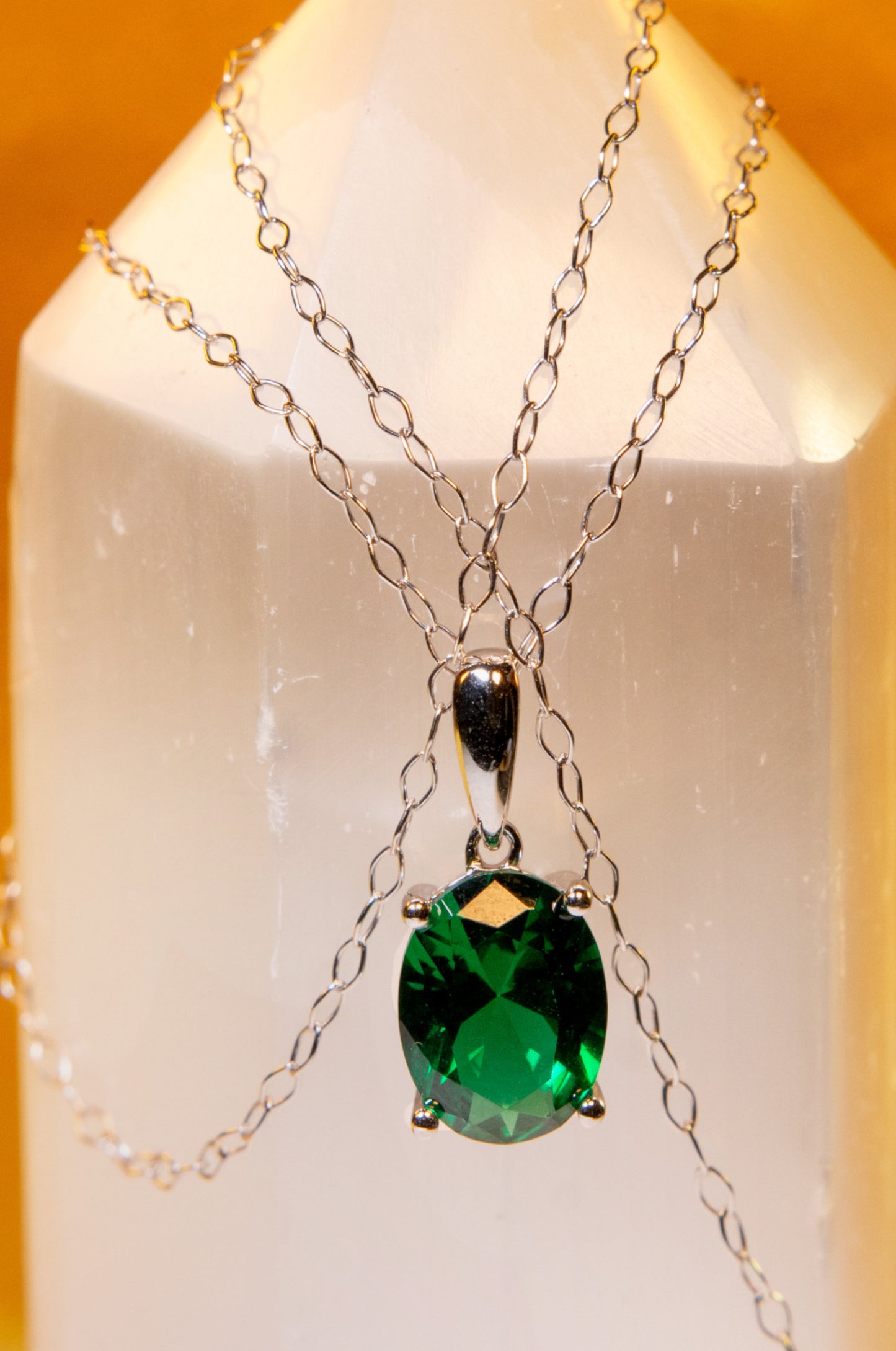Collar con zirconita verde corte ovalado en plata 925