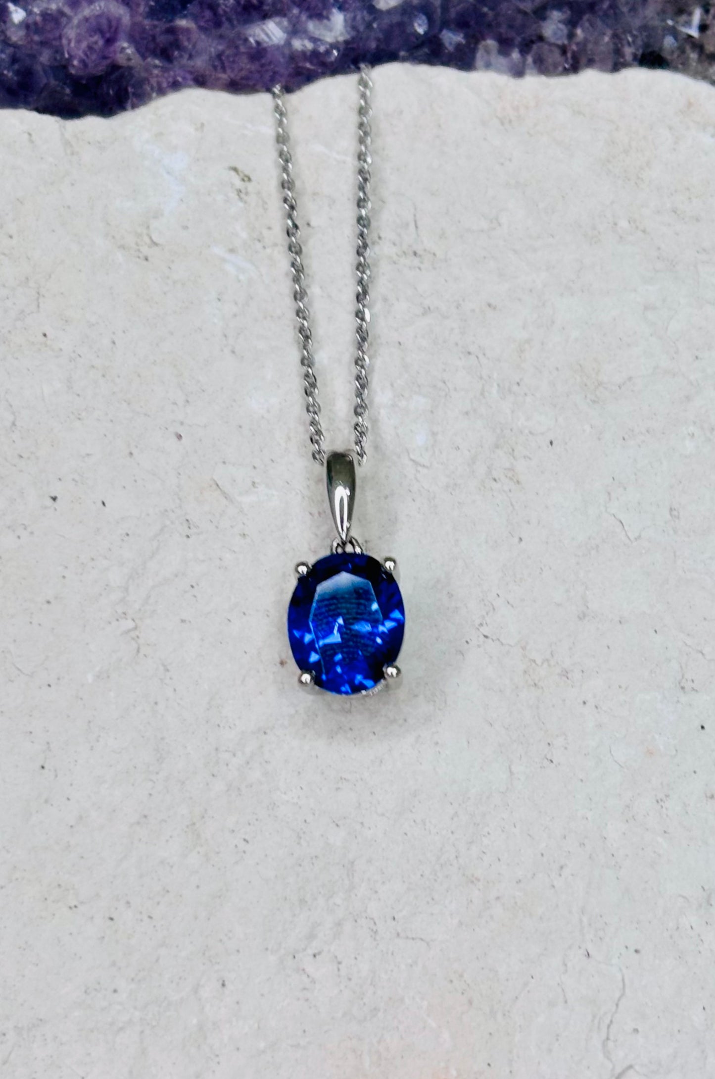 Collar con zirconita púrpura corte ovalado en plata 925