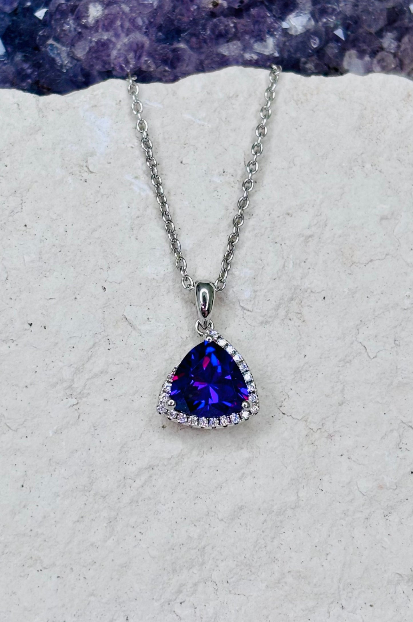 Collar con zirconita púrpura corte trillion en plata 925