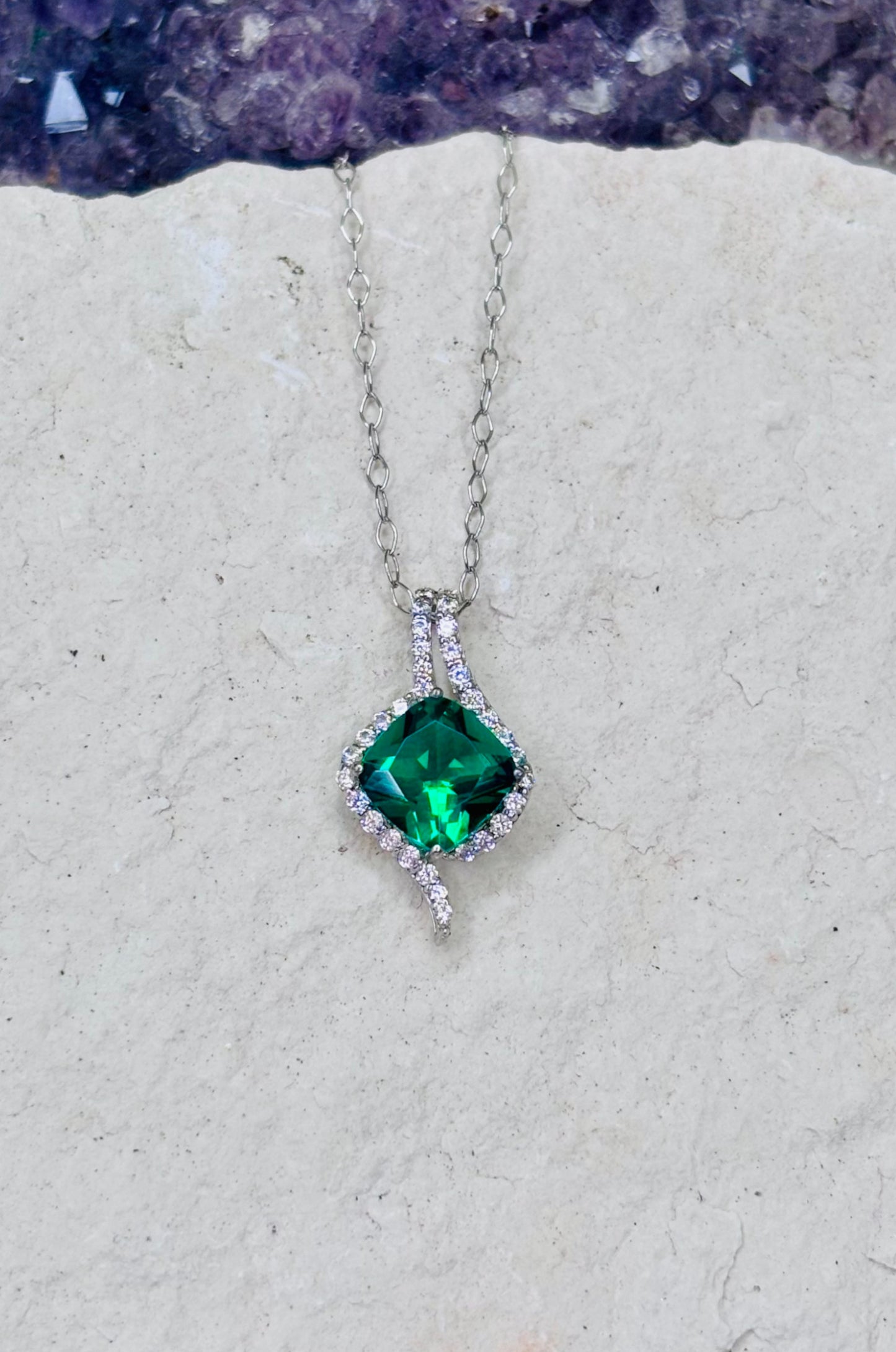 Collar con zirconita verde corte cushion en plata 925