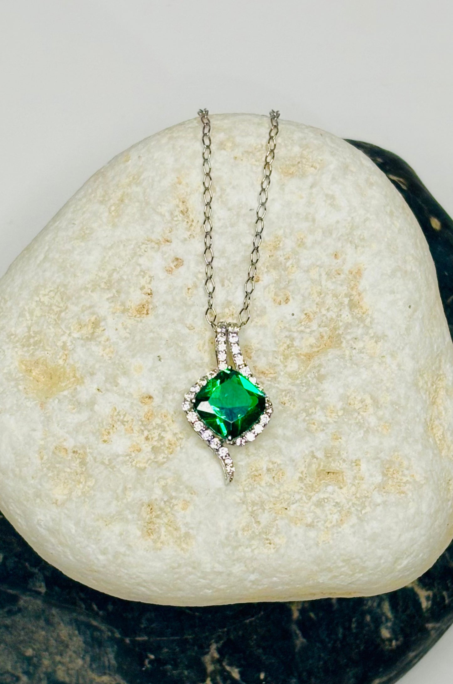 Collar con zirconita verde corte cushion en plata 925