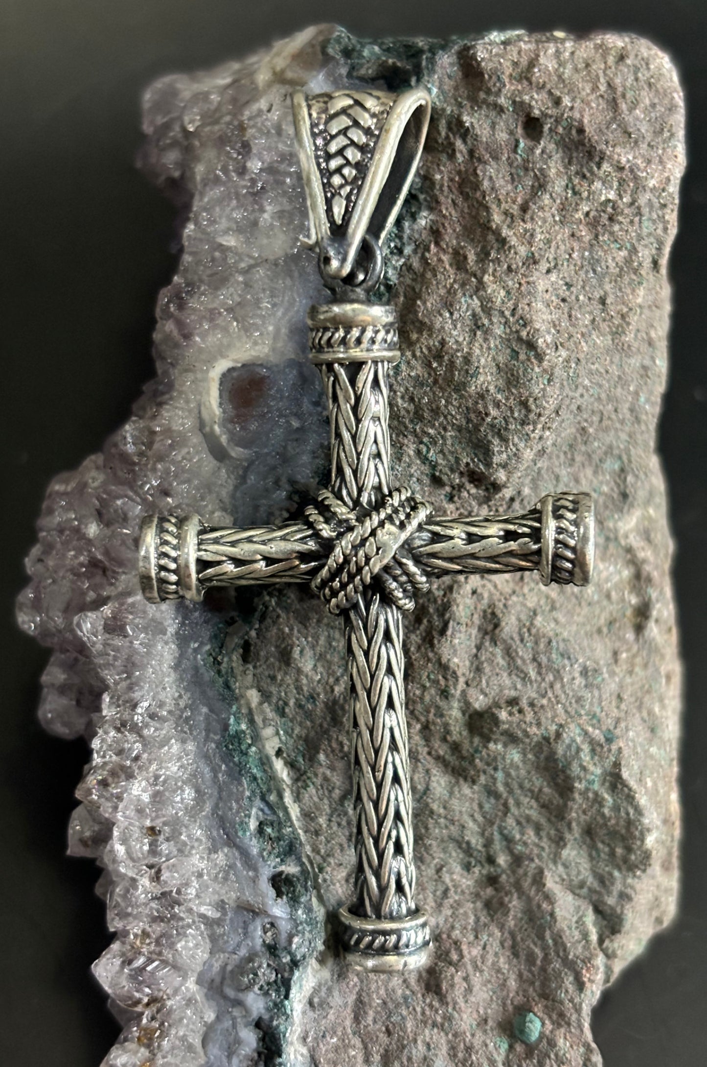 Dije de cruz tejido pluma de serpiente redonda en plata 925