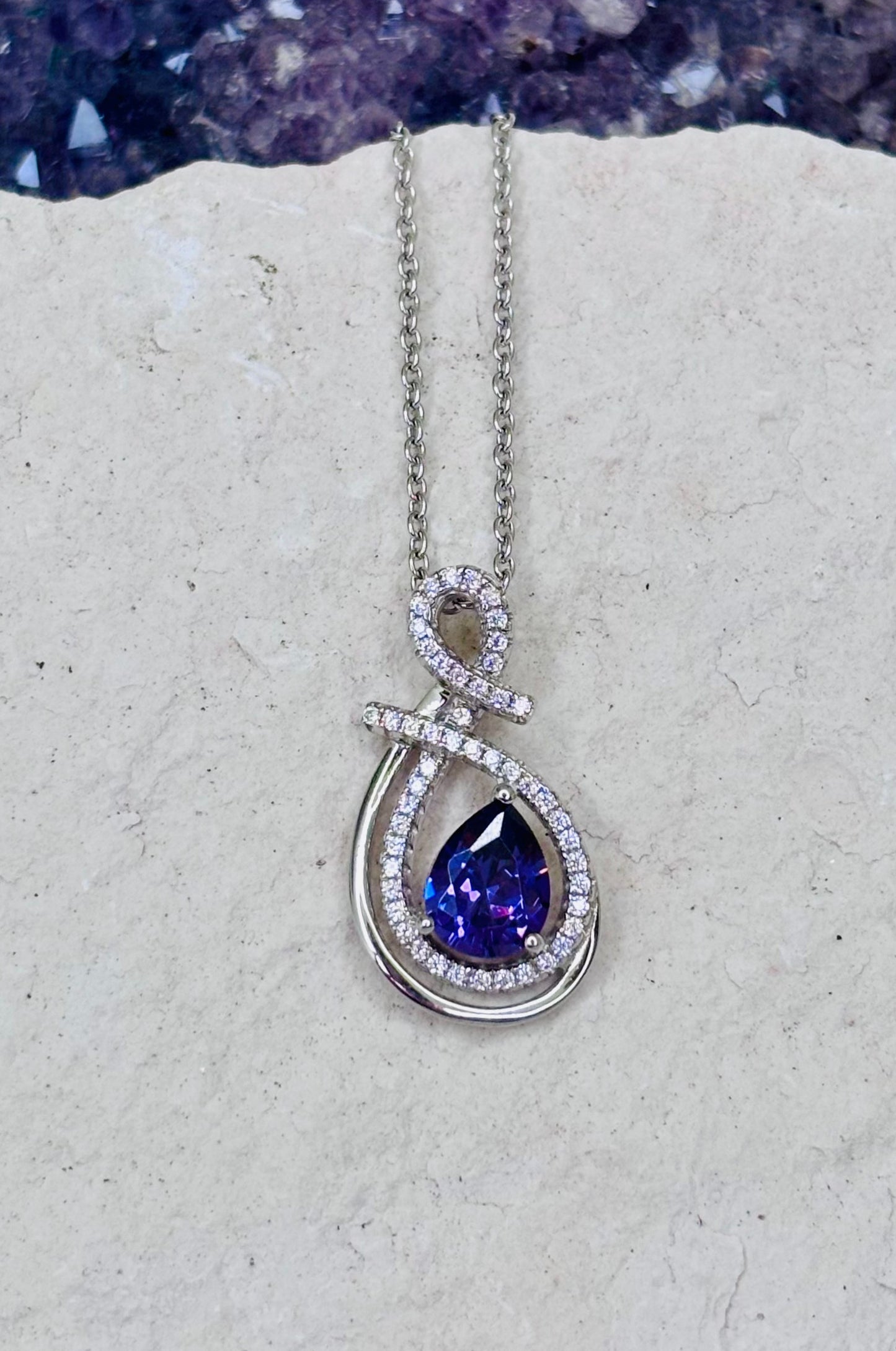 Collar de zirconita púrpura corte pera en plata 925