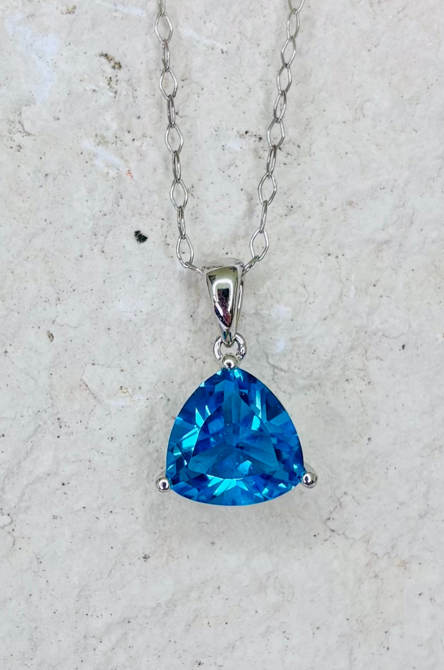Collar con zirconita azul corte trillion en plata 925