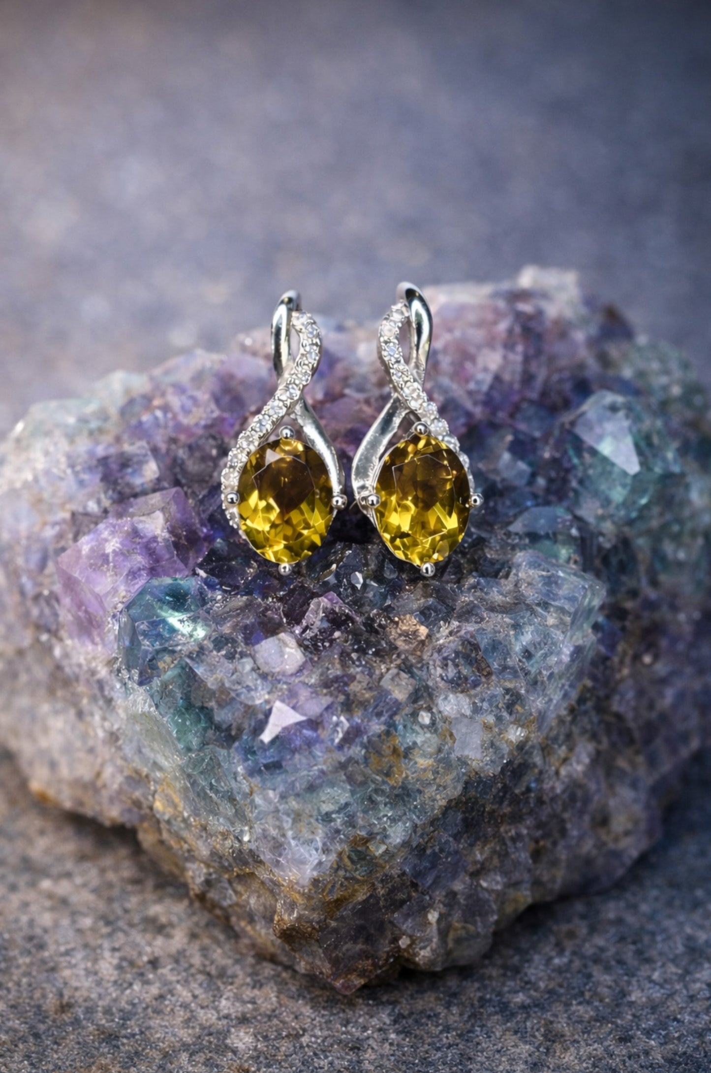 Aretes con zirconitas ámbar corte ovalado con cerradura de poste en plata 925